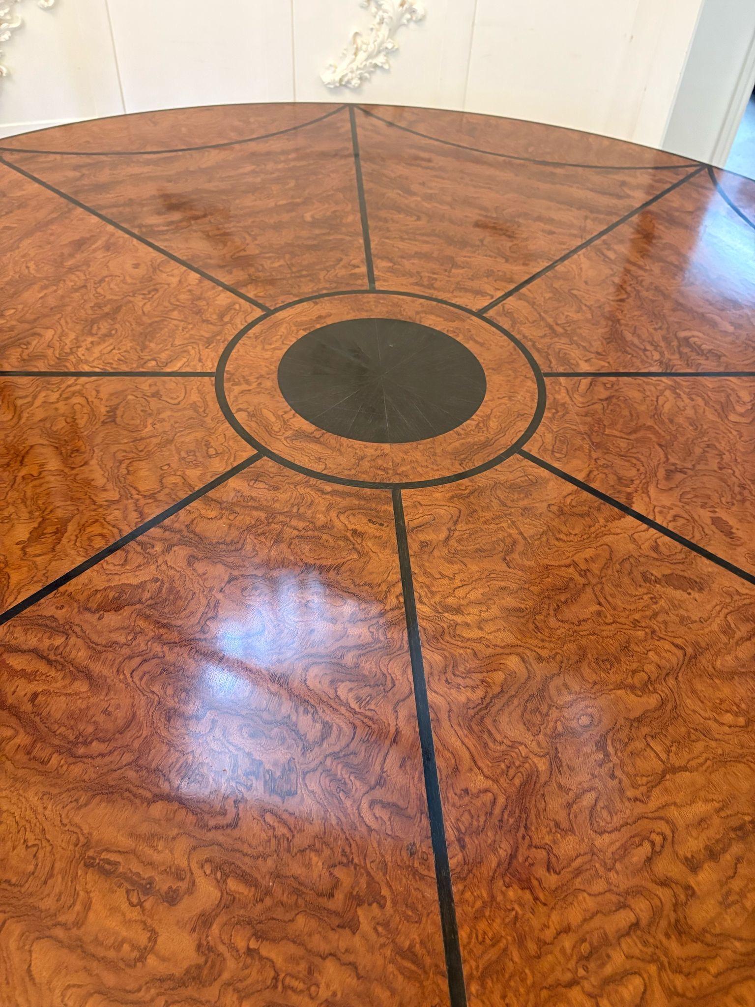 Grande table de salle à manger ronde ancienne incrustée d'ébène et de chêne de grande qualité en vente 5