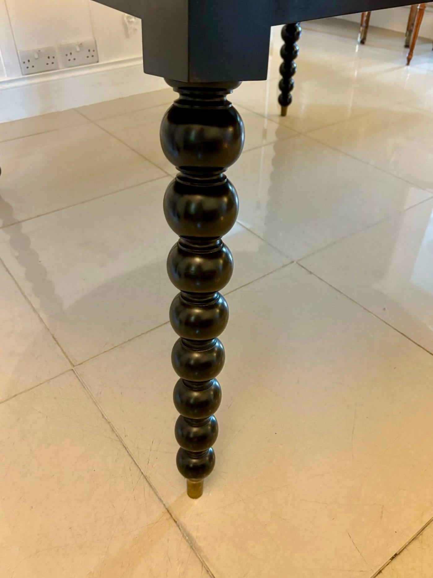 Grande table de salle à manger ronde ancienne incrustée d'ébène et de chêne de grande qualité en vente 7