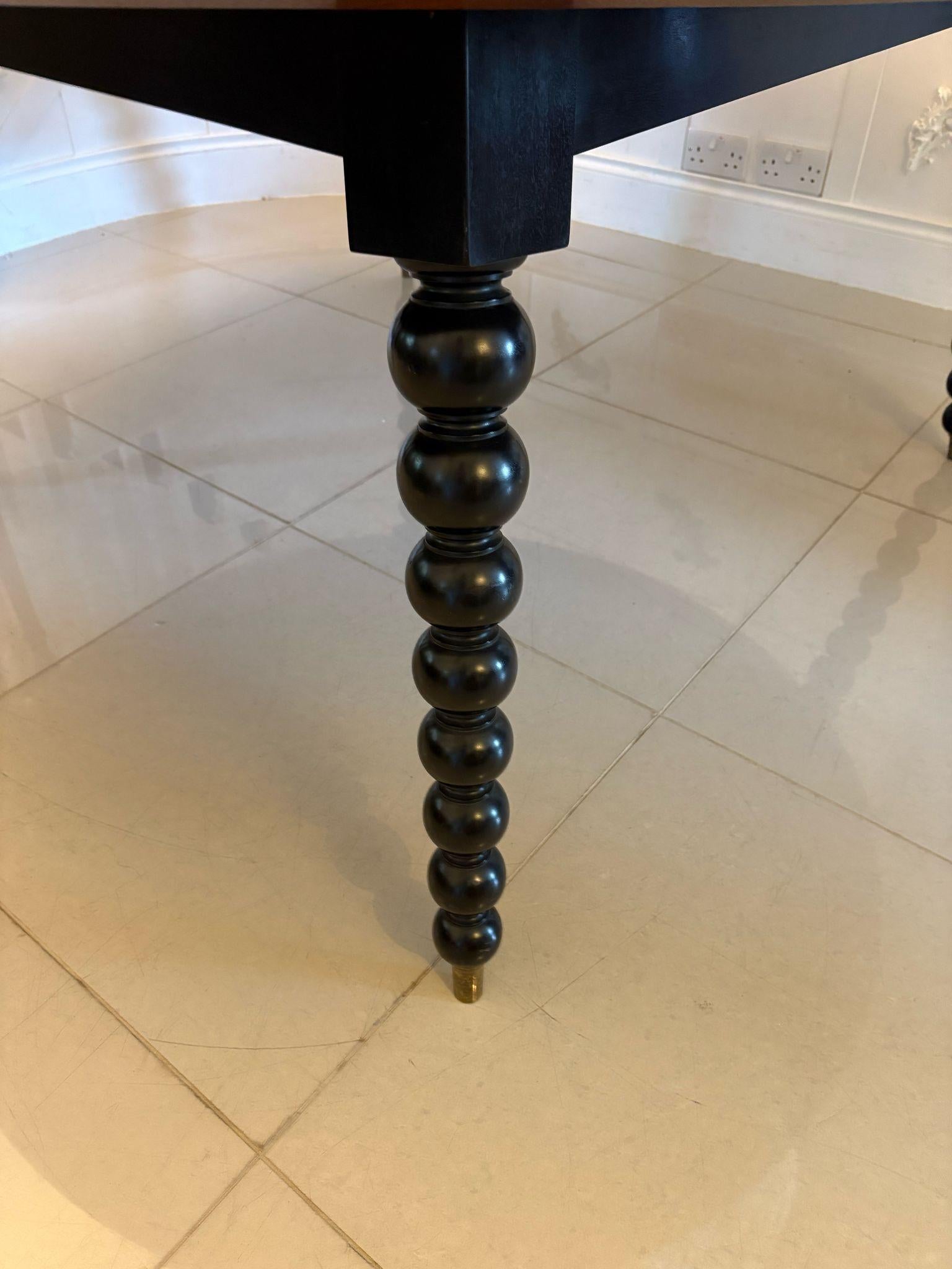 Grande table de salle à manger ronde ancienne incrustée d'ébène et de chêne de grande qualité en vente 8