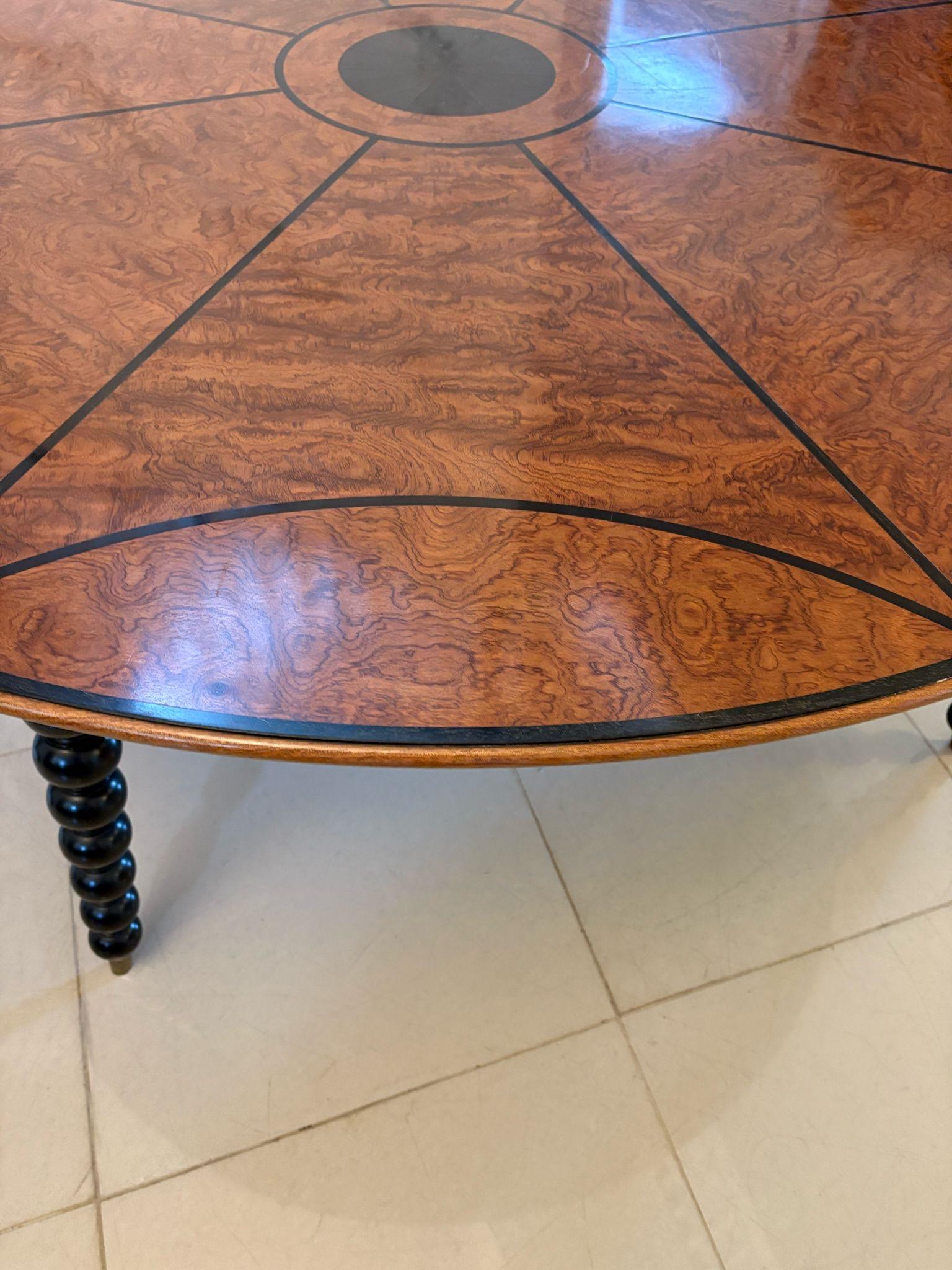 Incrusté Grande table de salle à manger ronde ancienne incrustée d'ébène et de chêne de grande qualité en vente
