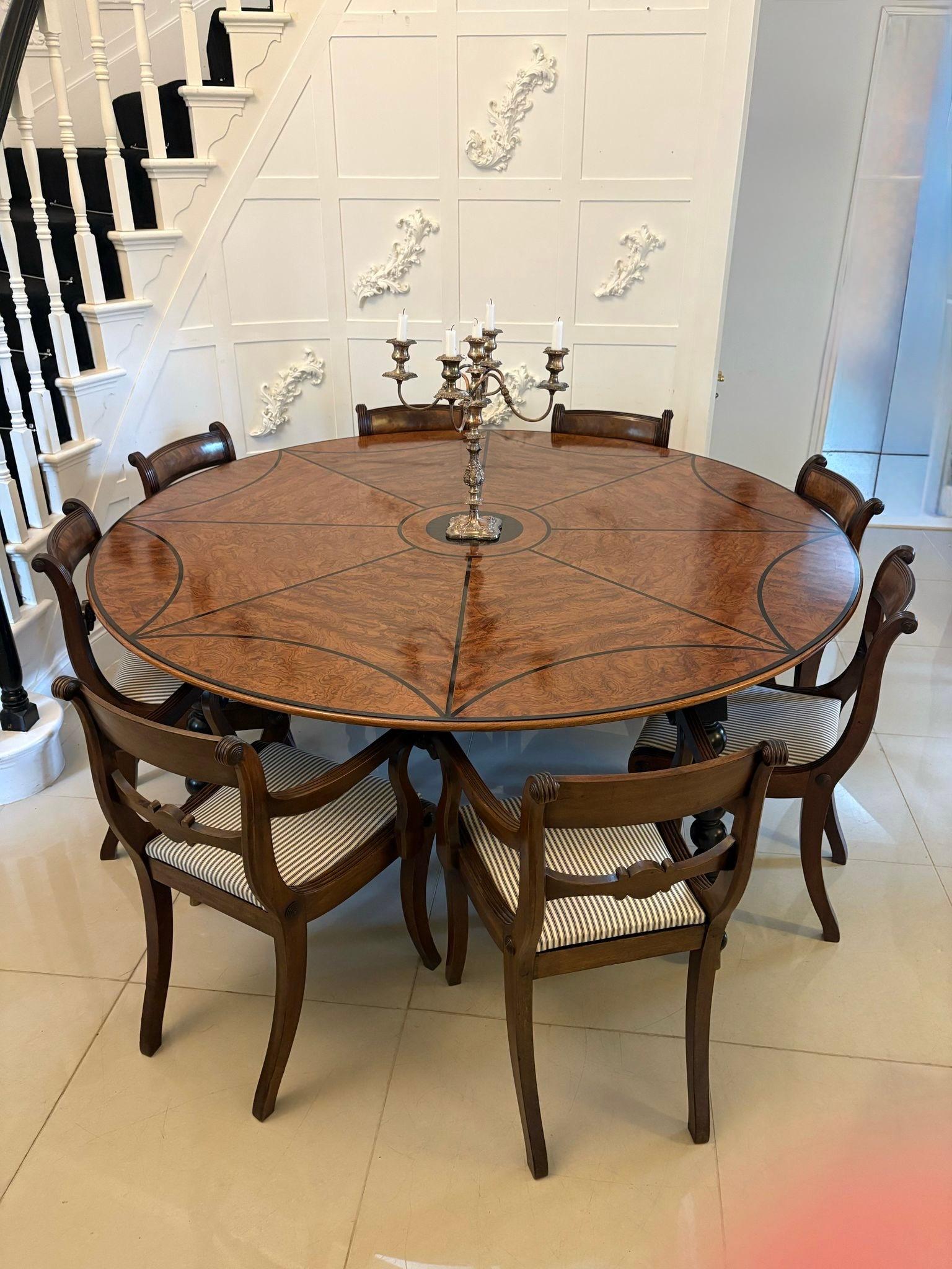 20ième siècle Grande table de salle à manger ronde ancienne incrustée d'ébène et de chêne de grande qualité en vente
