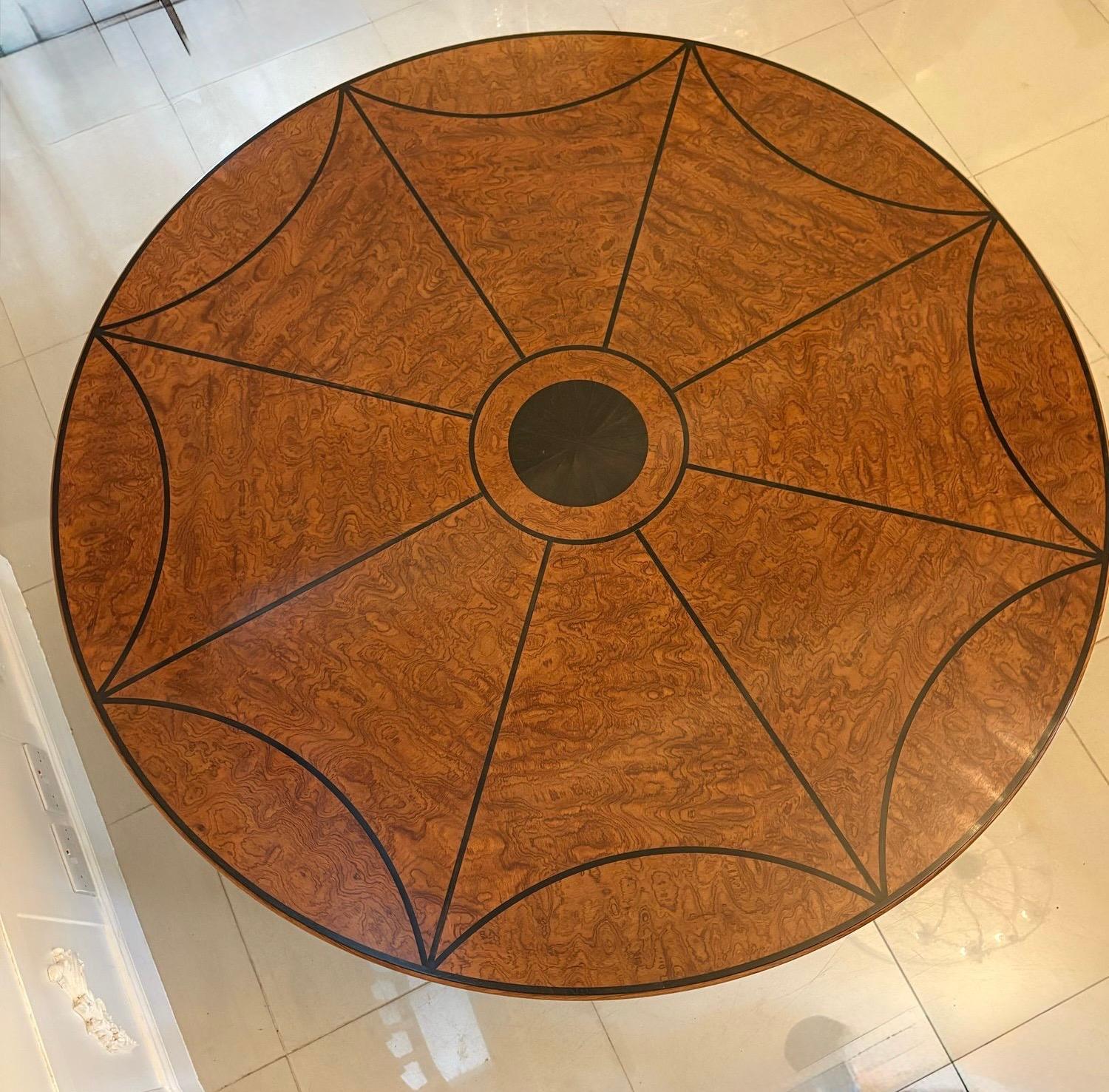 Ébène Grande table de salle à manger ronde ancienne incrustée d'ébène et de chêne de grande qualité en vente