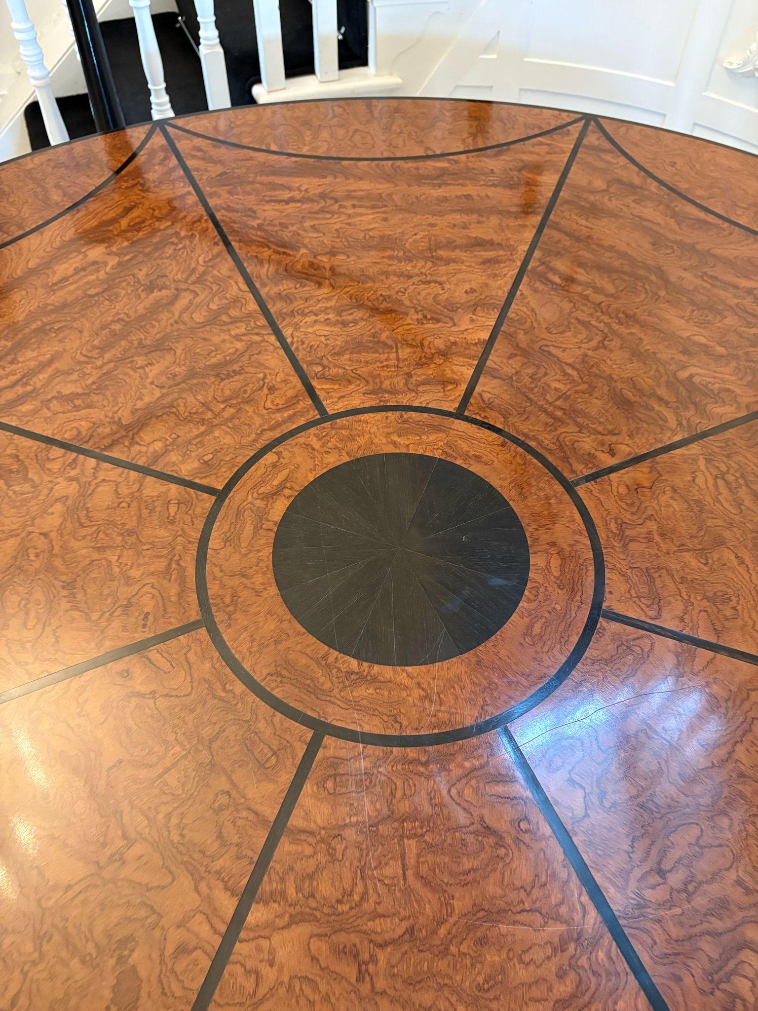 Grande table de salle à manger ronde ancienne incrustée d'ébène et de chêne de grande qualité en vente 1