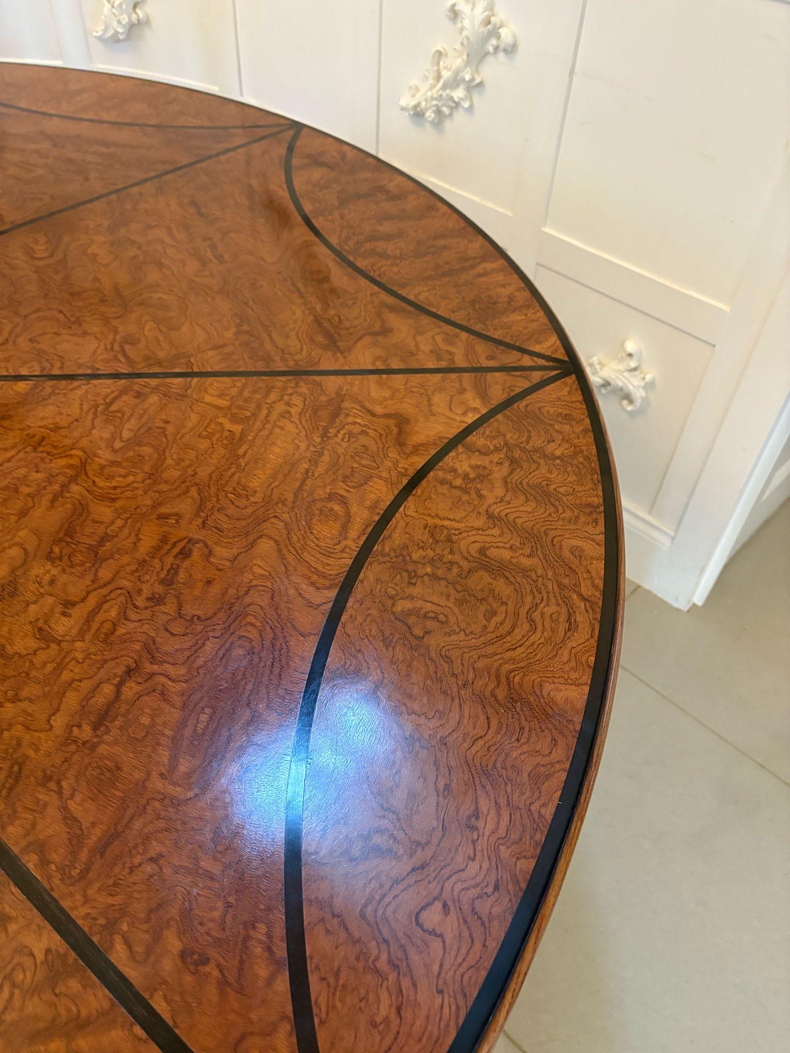 Grande table de salle à manger ronde ancienne incrustée d'ébène et de chêne de grande qualité en vente 2