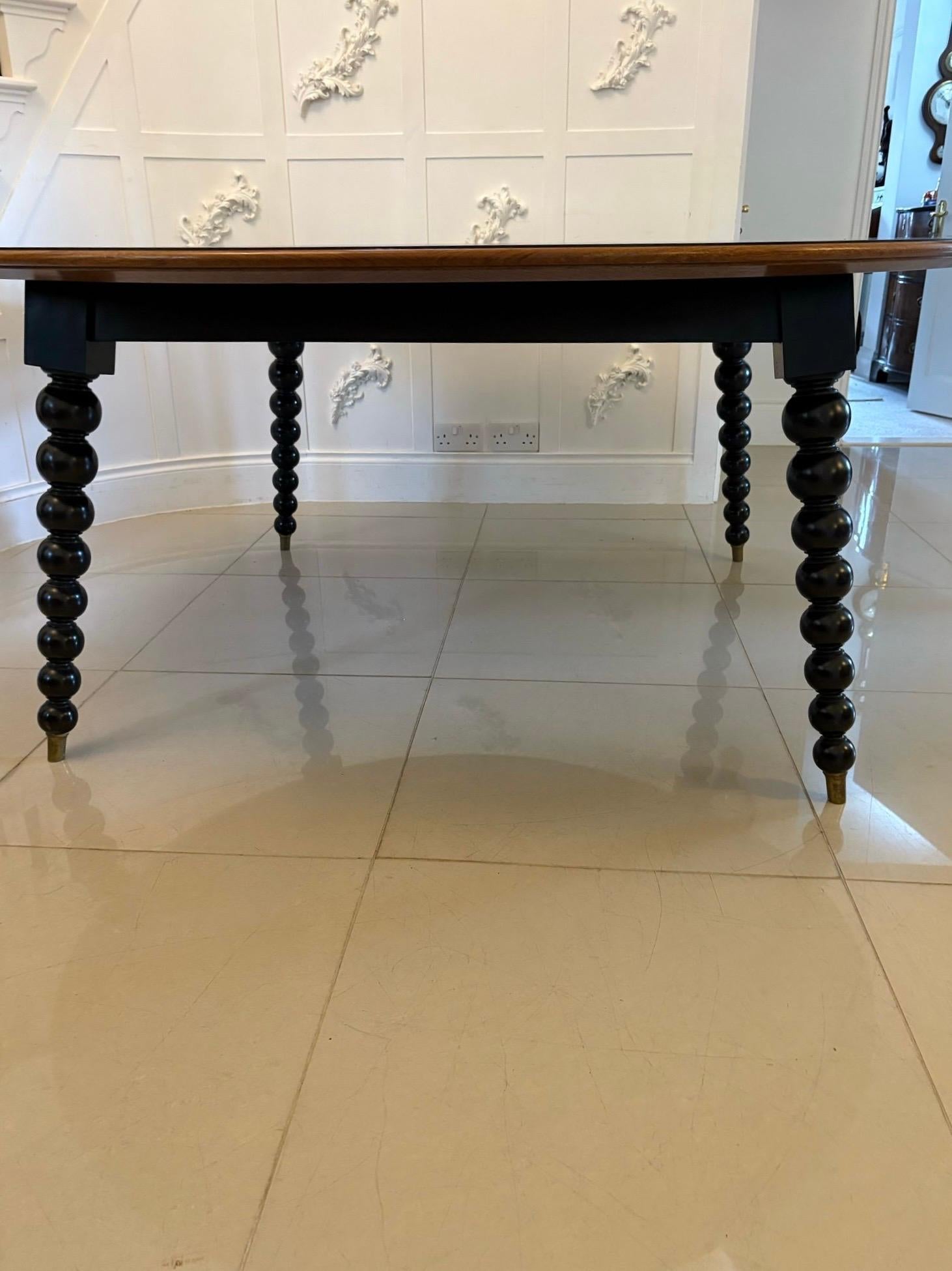Grande table de salle à manger ronde ancienne incrustée d'ébène et de chêne de grande qualité en vente 4