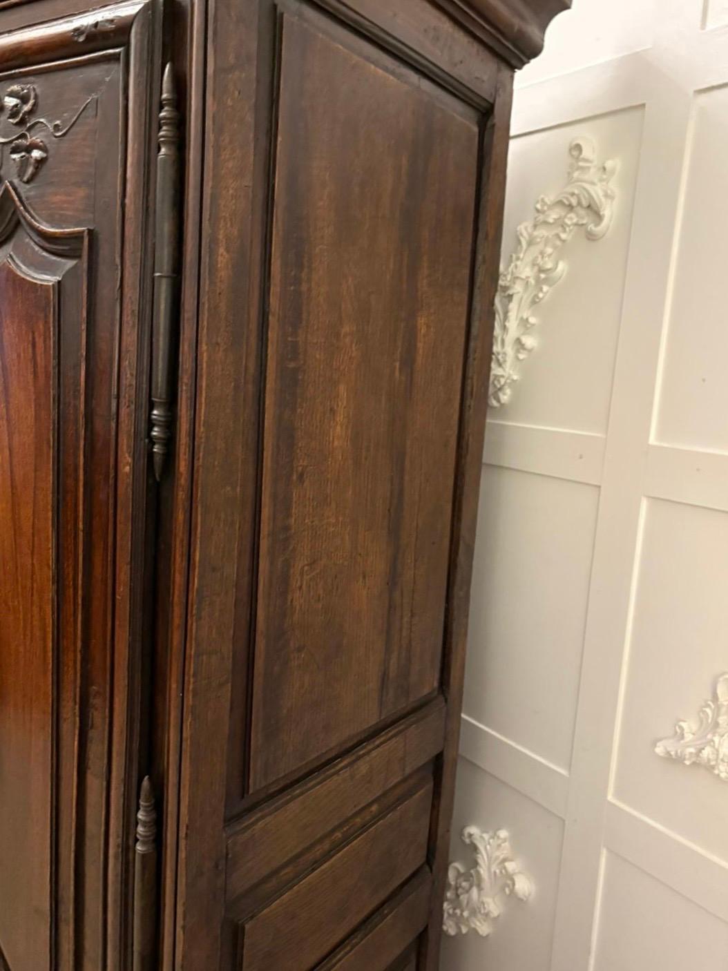 Magnifico armadio in quercia provinciale francese di qualità del tardo XVII secolo in vendita 7