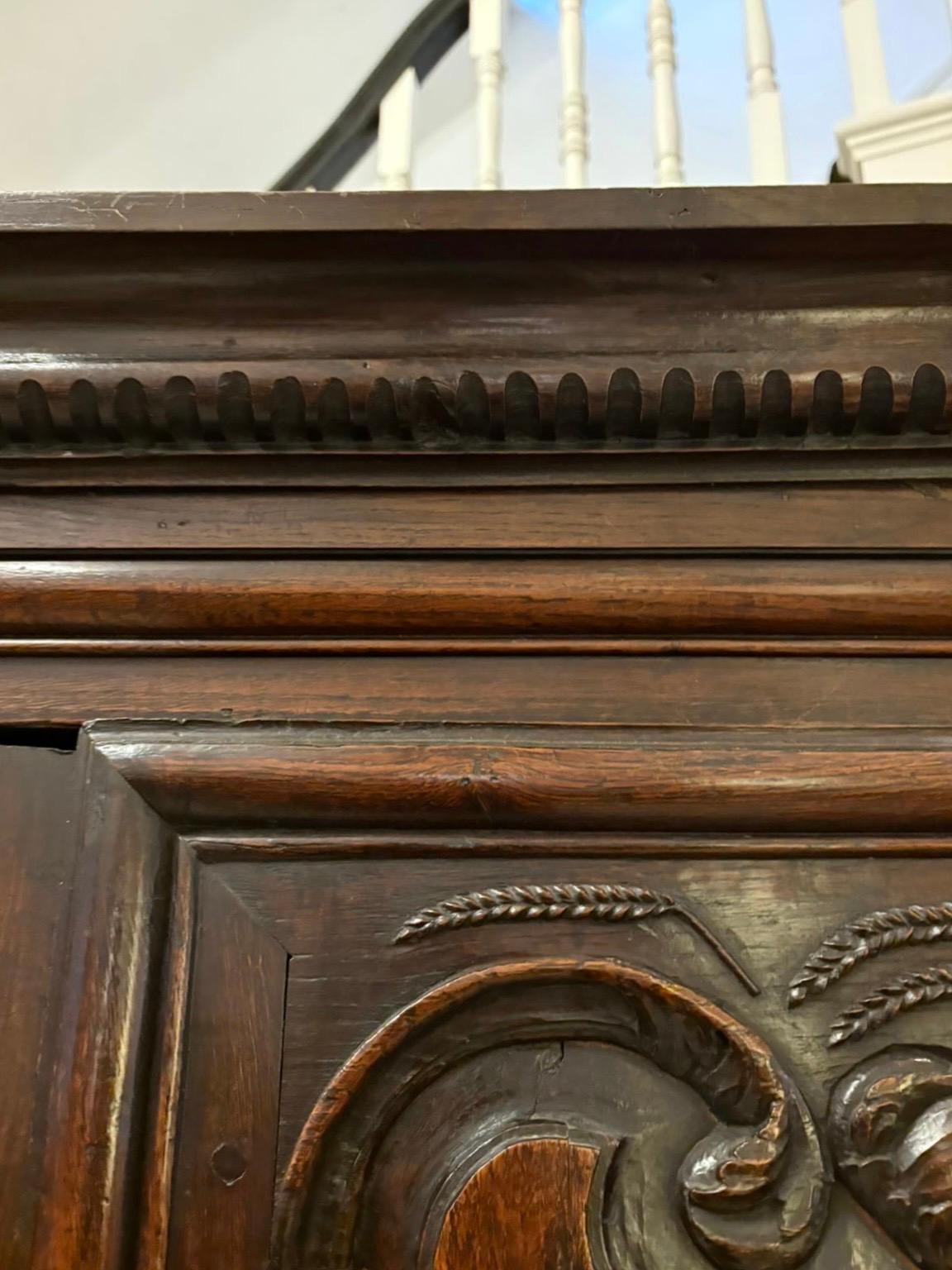 Magnifico armadio in quercia provinciale francese di qualità del tardo XVII secolo in vendita 8