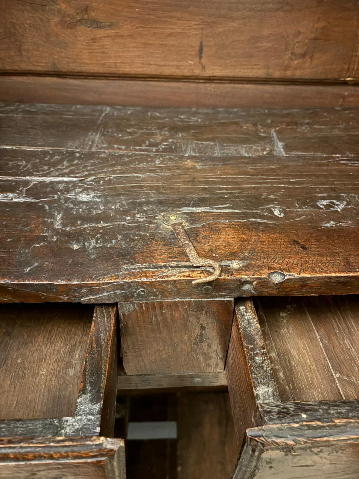 Francese Magnifico armadio in quercia provinciale francese di qualità del tardo XVII secolo in vendita