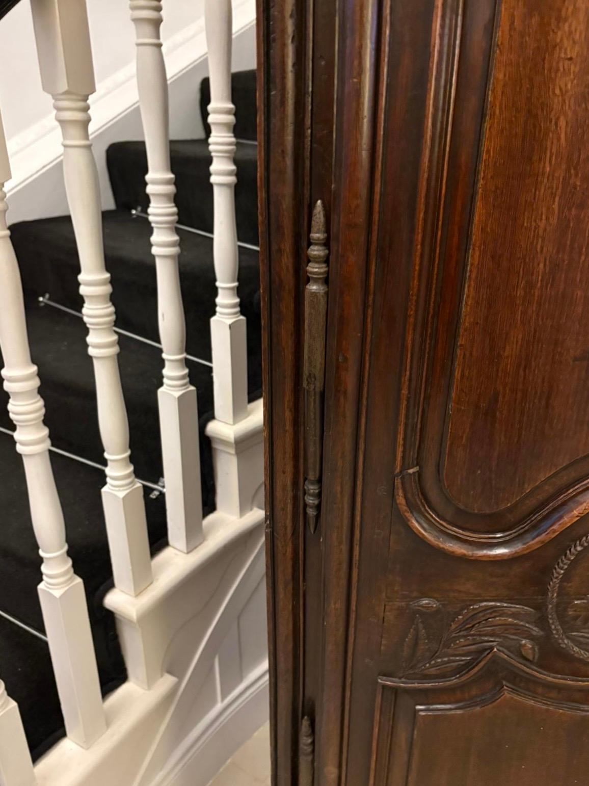 Magnifico armadio in quercia provinciale francese di qualità del tardo XVII secolo In condizioni buone in vendita a Suffolk, GB