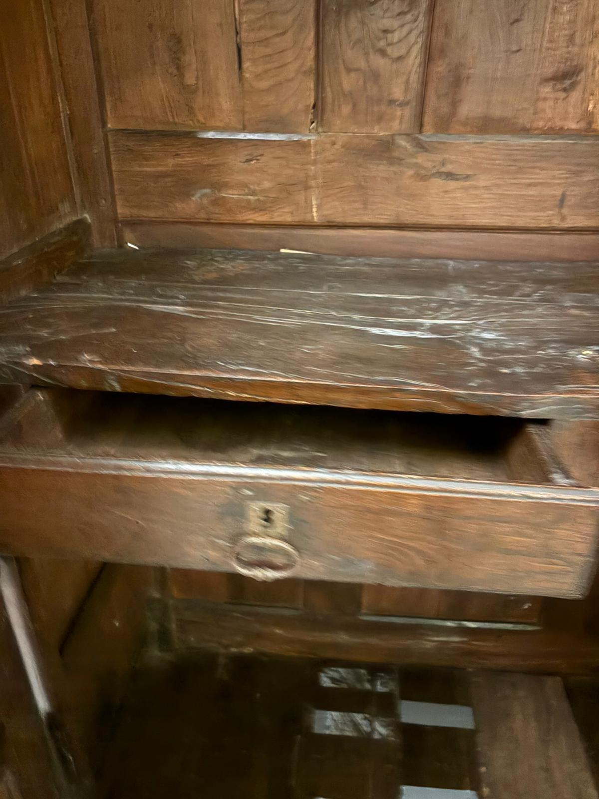 Fino al XVIII secolo Magnifico armadio in quercia provinciale francese di qualità del tardo XVII secolo in vendita