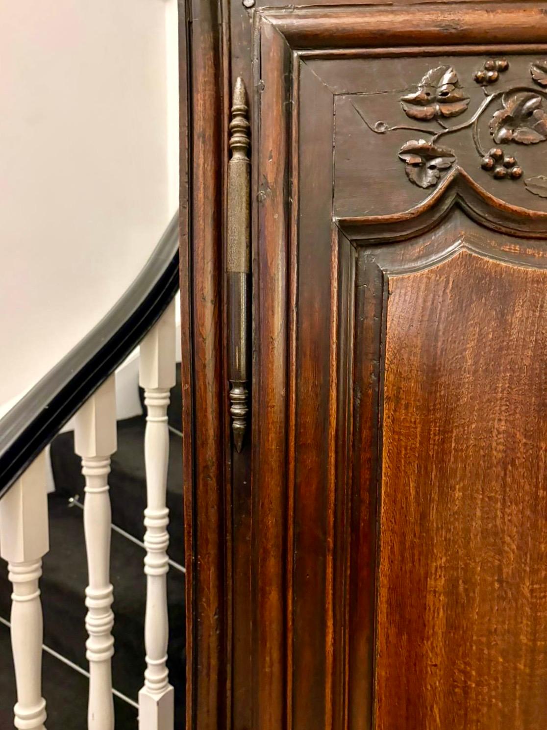 Magnifico armadio in quercia provinciale francese di qualità del tardo XVII secolo in vendita 1