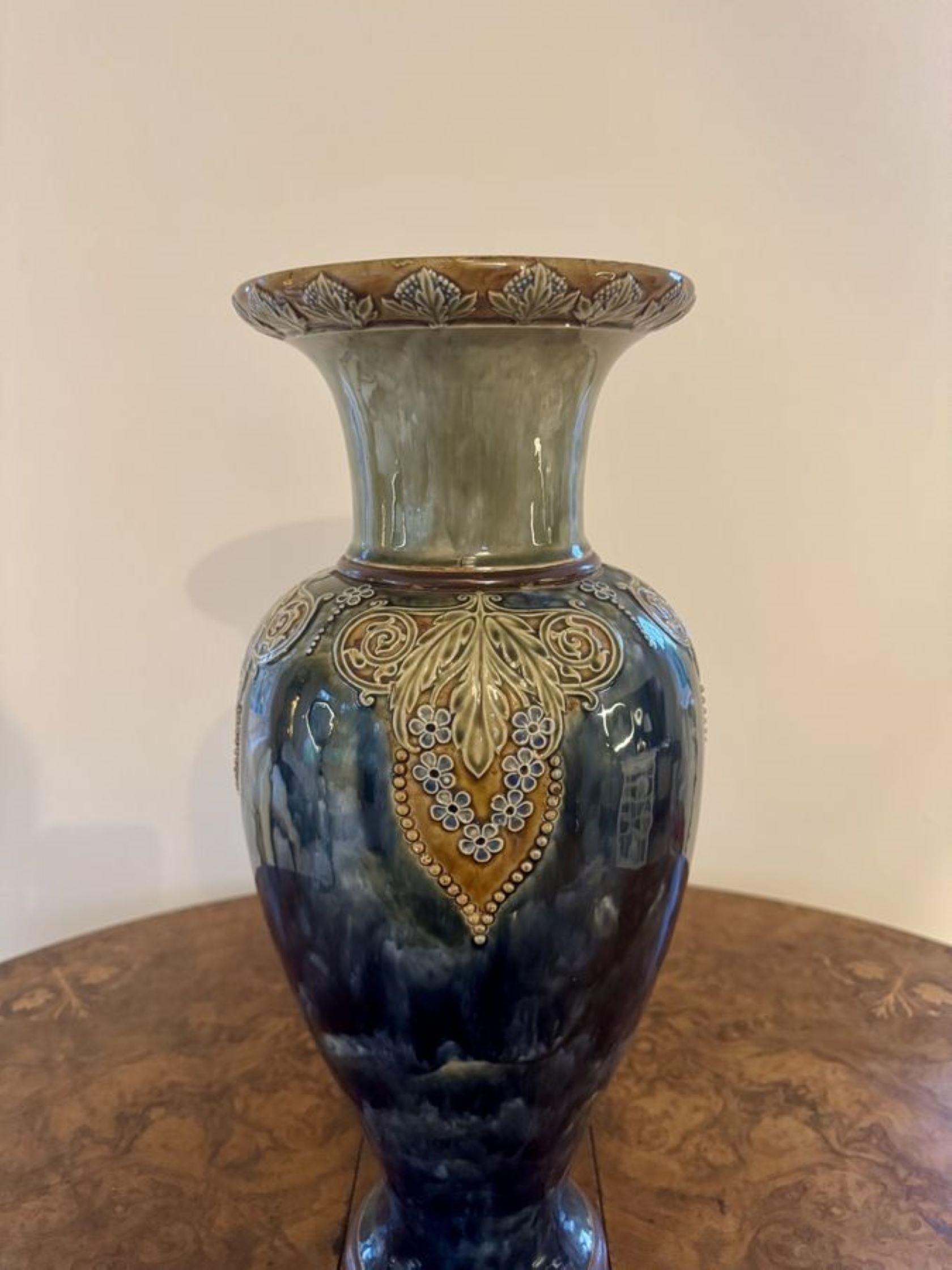 Magnifique paire de grands vases anciens Royal Doulton ayant une paire de qualité de grands vases en grès Art Nouveau Royal Doulton de forme balustre, décorés de têtes de fleurs en relief sur un fond tacheté vert et bleu. 
En parfait état, comme