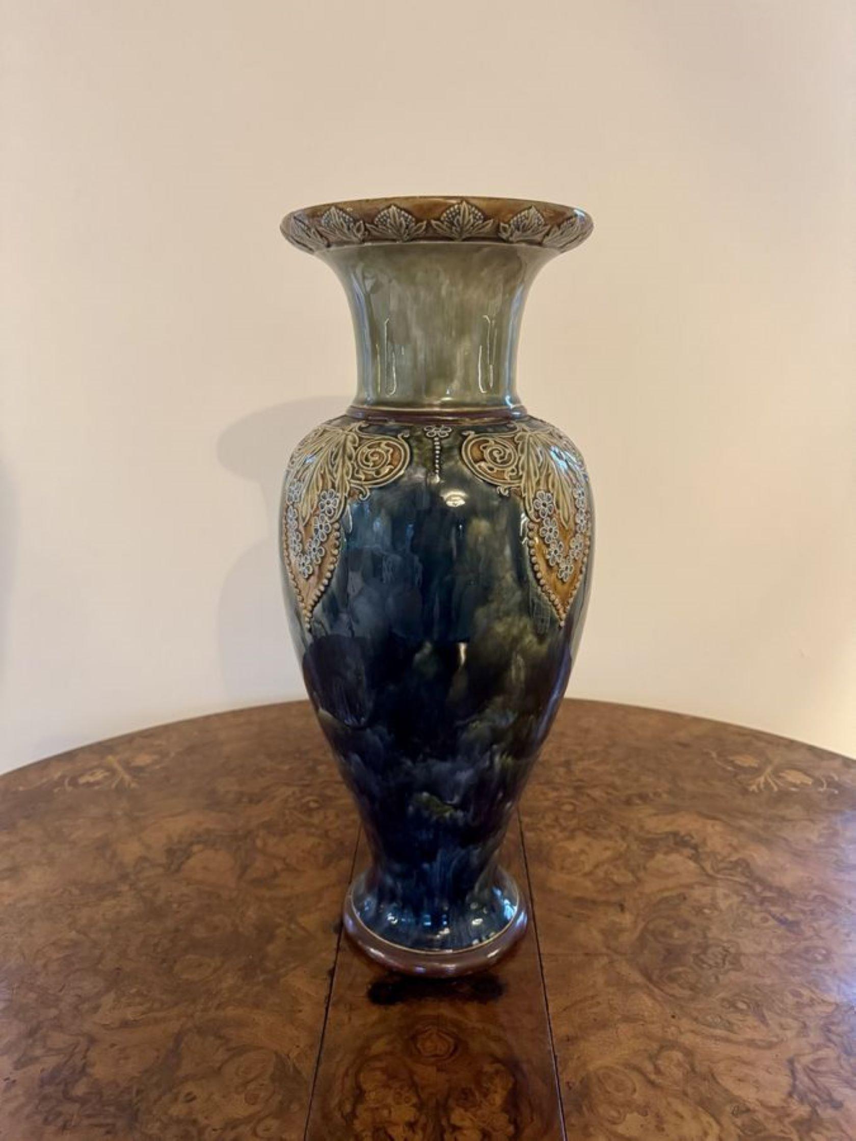 Magnifique paire de grands vases anciens Royal Doulton Bon état - En vente à Ipswich, GB