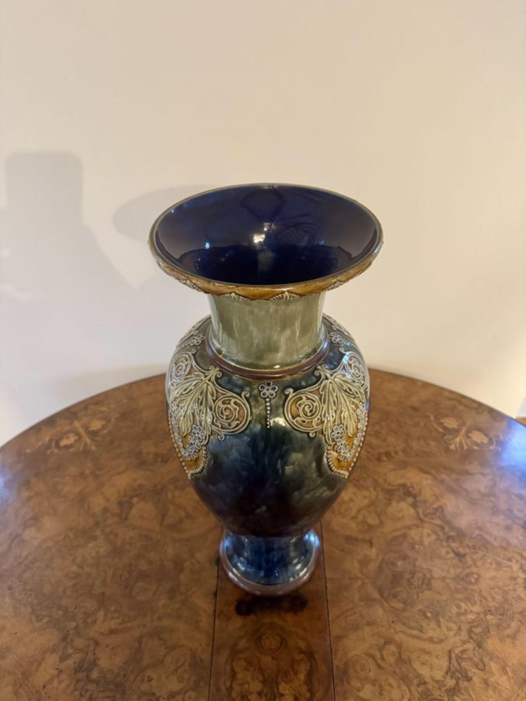 20ième siècle Magnifique paire de grands vases anciens Royal Doulton en vente