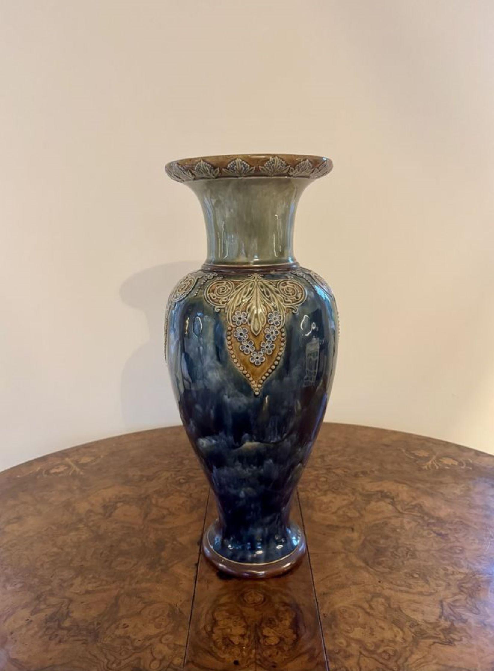 Magnifique paire de grands vases anciens Royal Doulton en vente 1