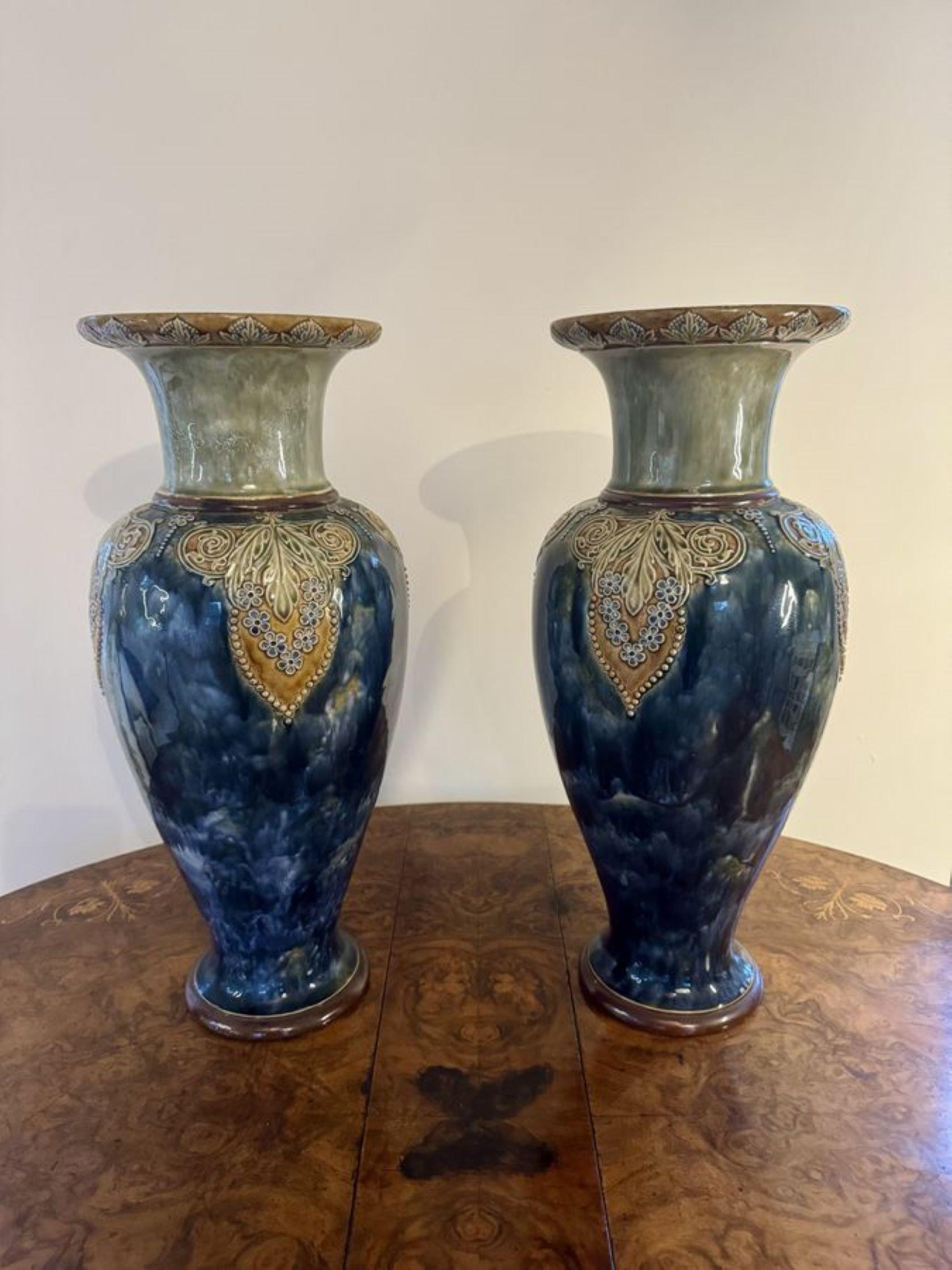 Magnifique paire de grands vases anciens Royal Doulton en vente 2