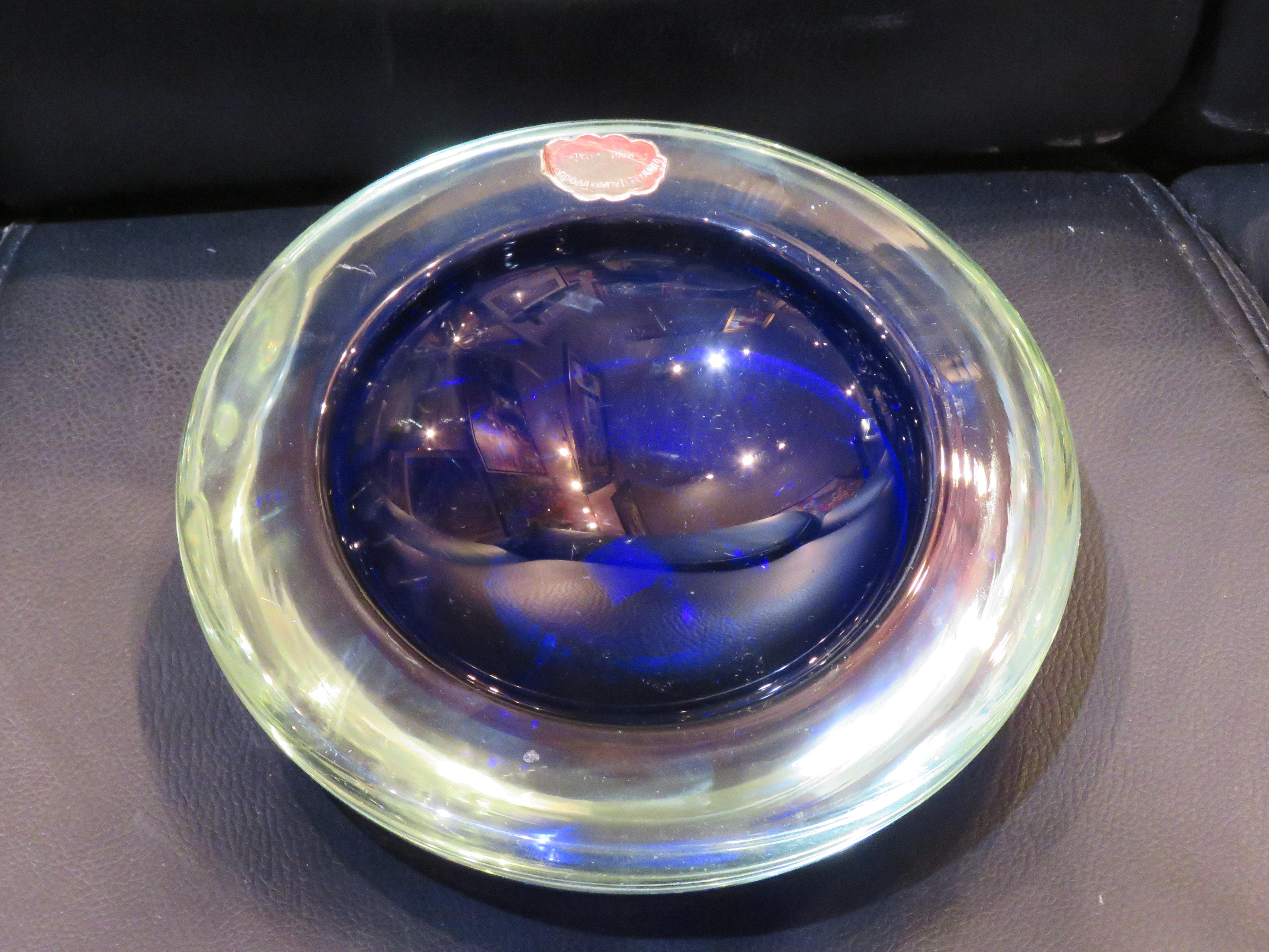 El siguiente artículo que ofrecemos es este Raro e Importante Cuenco Grande y Pesado de Cristal Italiano Segusso Azul Cobalto a Transparente. Alrededor de 1940-1950.
Procedente de una importante colección de Nueva York. ¡¡¡Una obra maestra absoluta