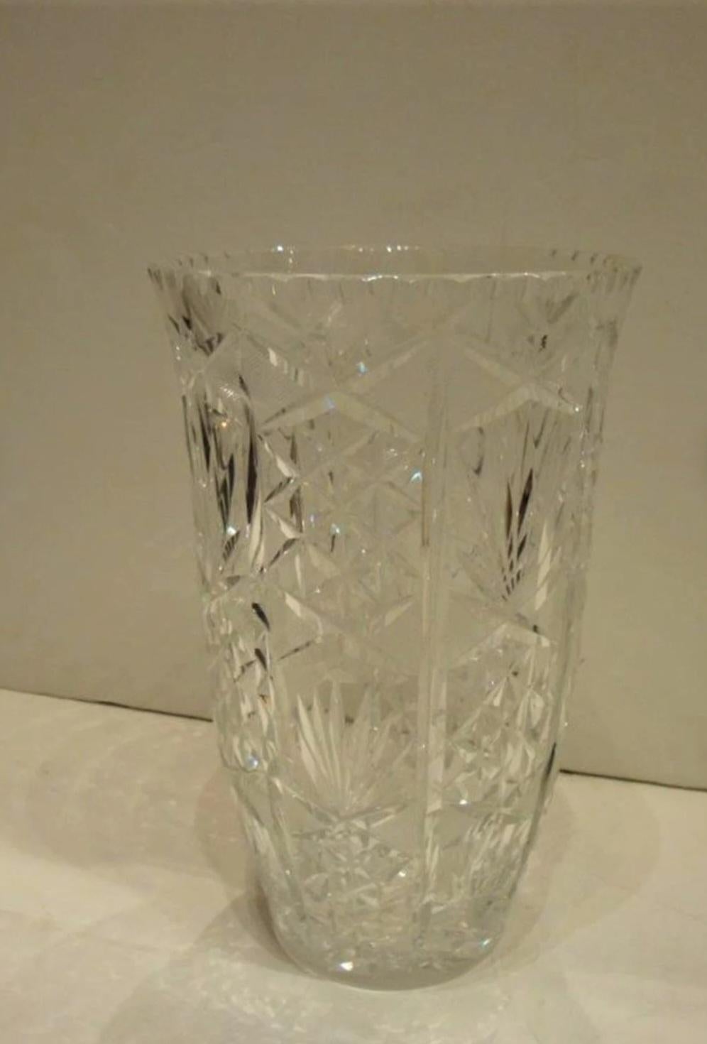 El siguiente artículo que ofrecemos es un Raro jarrón antiguo de cristal tallado a mano. El jarrón está finamente detallado en todo su contorno con un magnífico dibujo.  

Aprox: 13