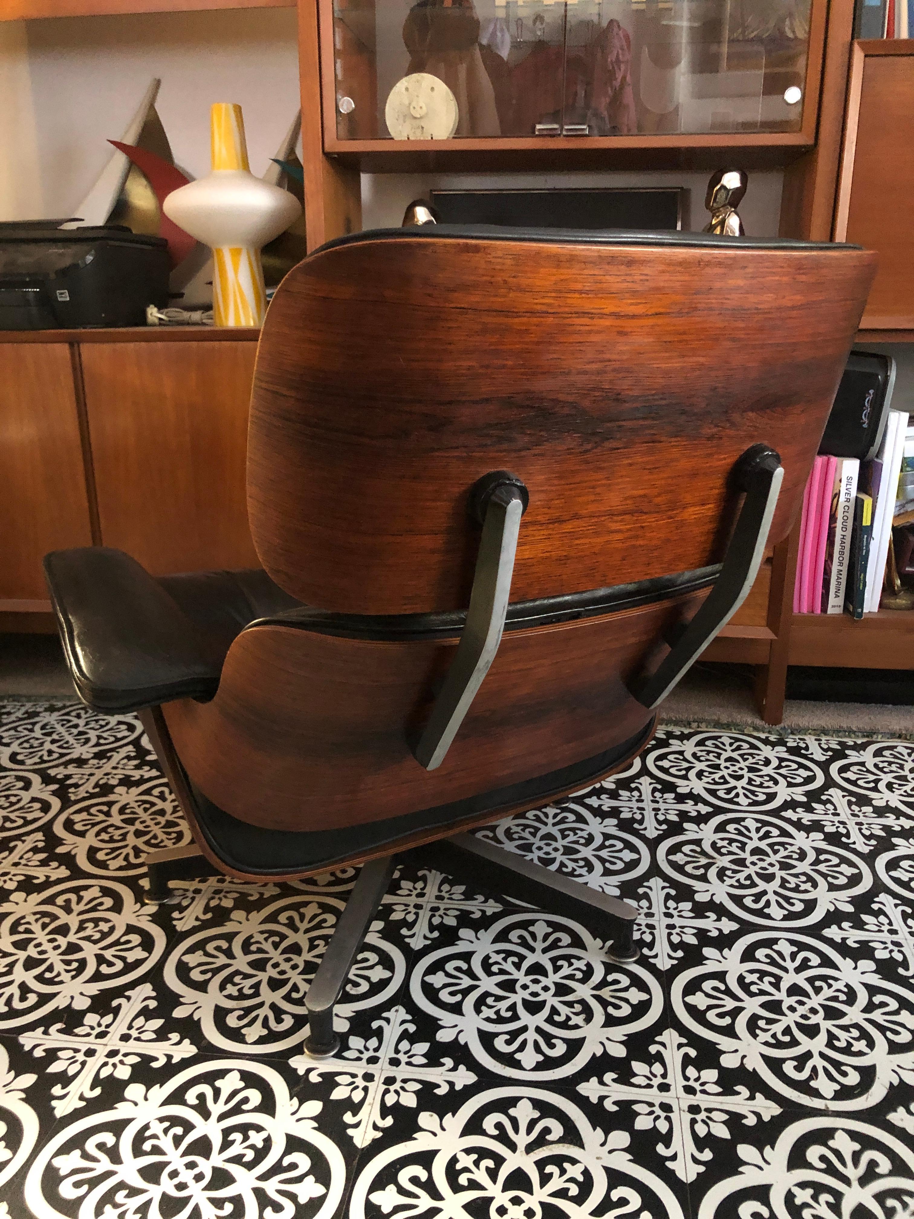 Magnifique et rare chaise de salon et ottoman en palissandre brésilien et cuir noir de 2e génération de Charles et Ray Eames.  Cette chaise conserve son médaillon noir à double anneau super rare, fabriqué en une seule année-1964.  Il s'agit de la
