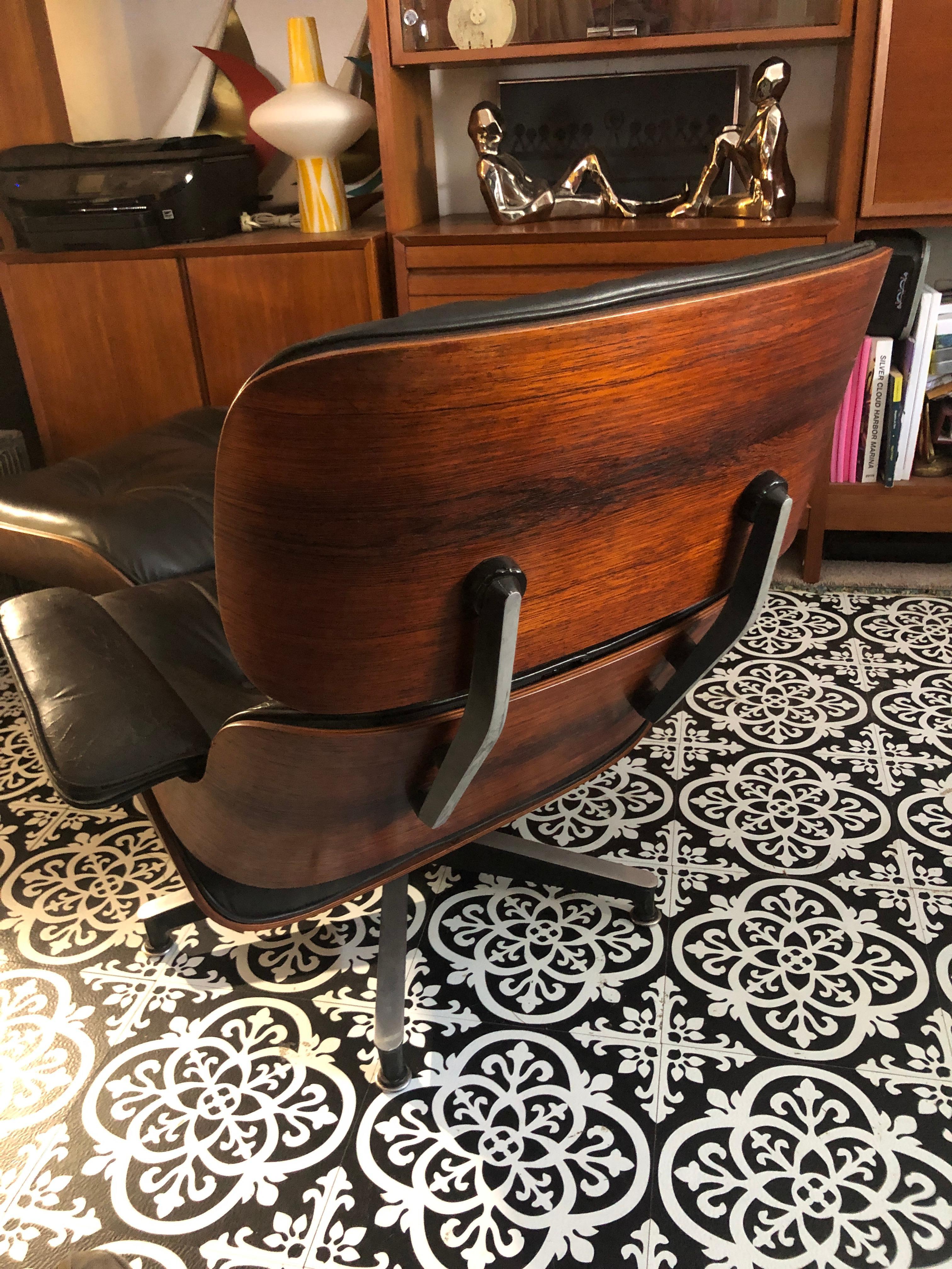 Métal Magnifique et rare chaise longue et pouf Eames du milieu du siècle dernier en bois de rose brésilien en vente