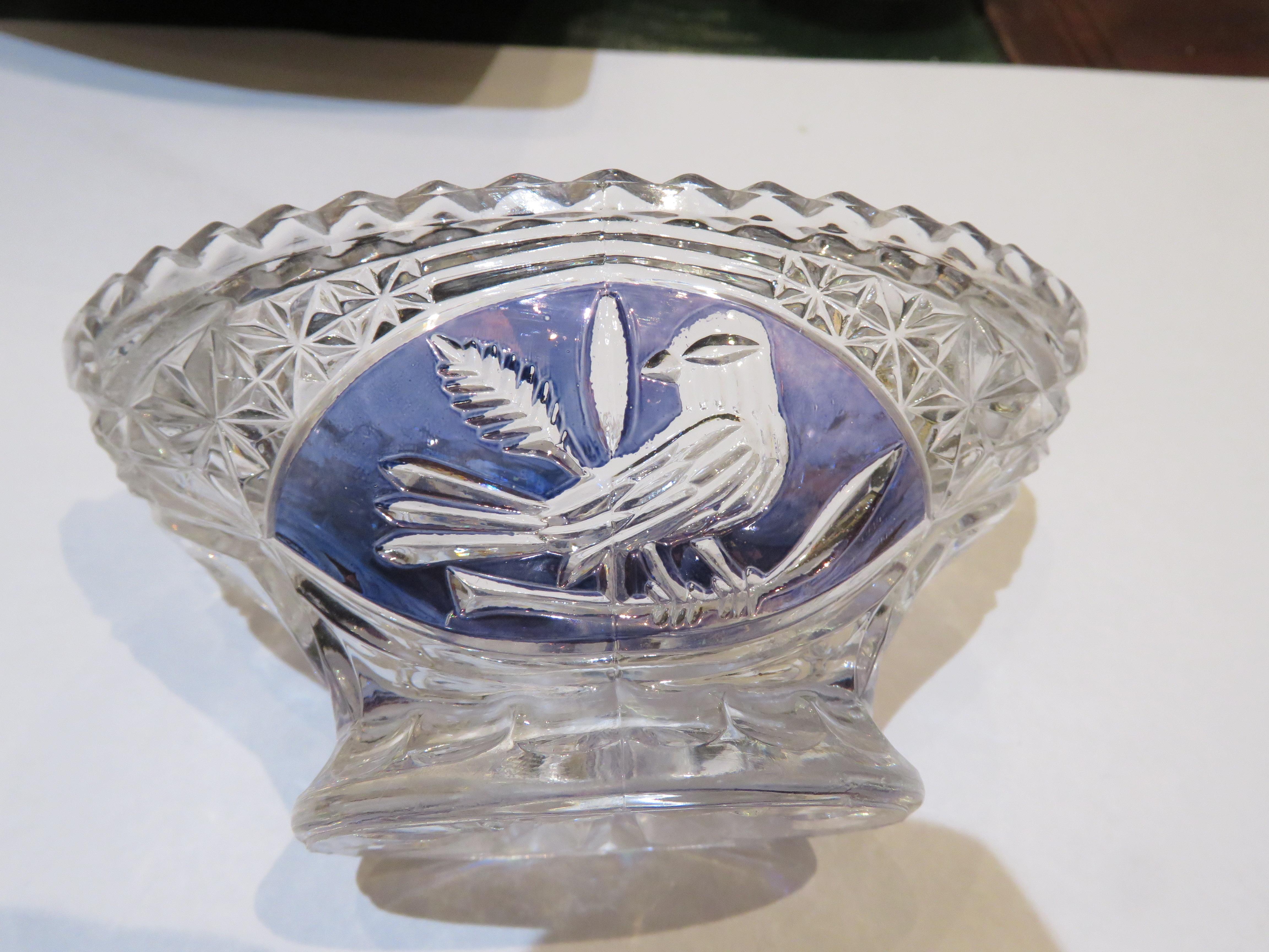 L'article suivant que nous proposons est un magnifique et rare centre de table en cristal biseauté bleu opalescent et clair avec un oiseau. Remarquable, avec une multitude de détails magnifiques. Provenant d'une Collectional privée de l'Upper East