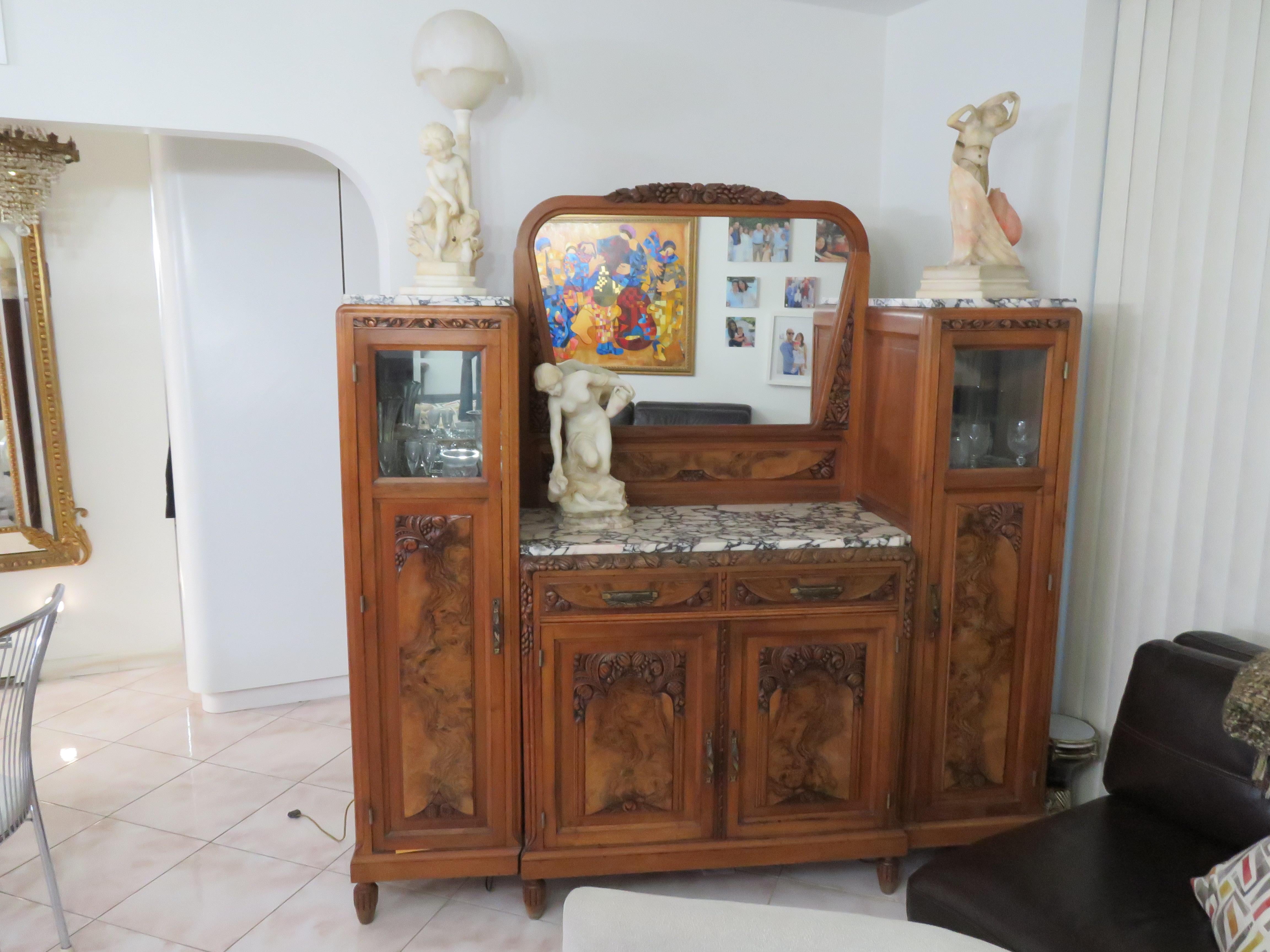 El siguiente artículo que ofrecemos es una magnífica consola cómoda con espejo de madera con incrustaciones del siglo XIX, de gran calidad museística. Hermosas volutas de madera tallada en forma de frutas. Bellamente realizada con Exquisito Detalle