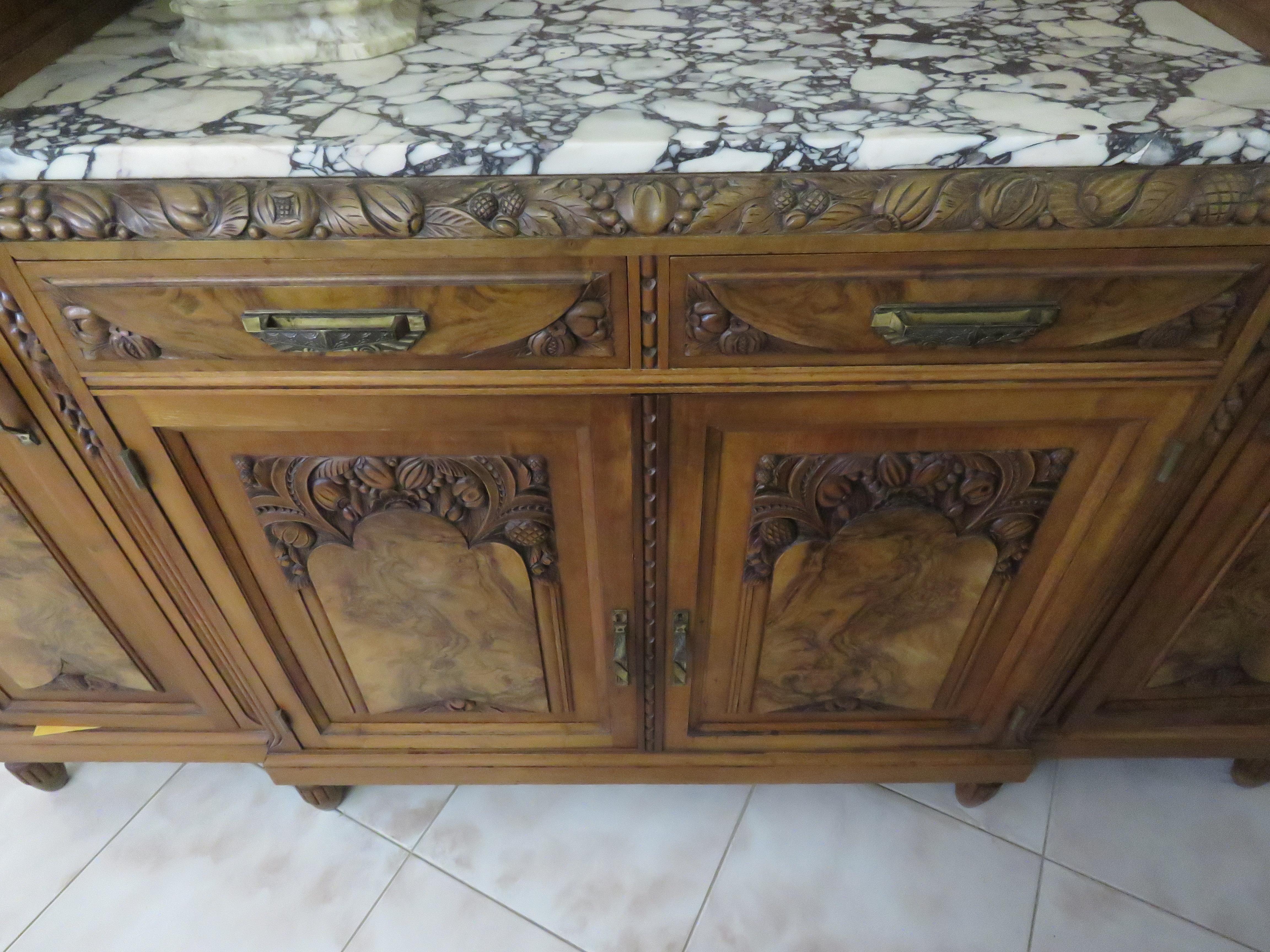Magnífica e Importante Cómoda de Bronce y Madera con Tapa de Mármol del Siglo XIX siglo XX en venta