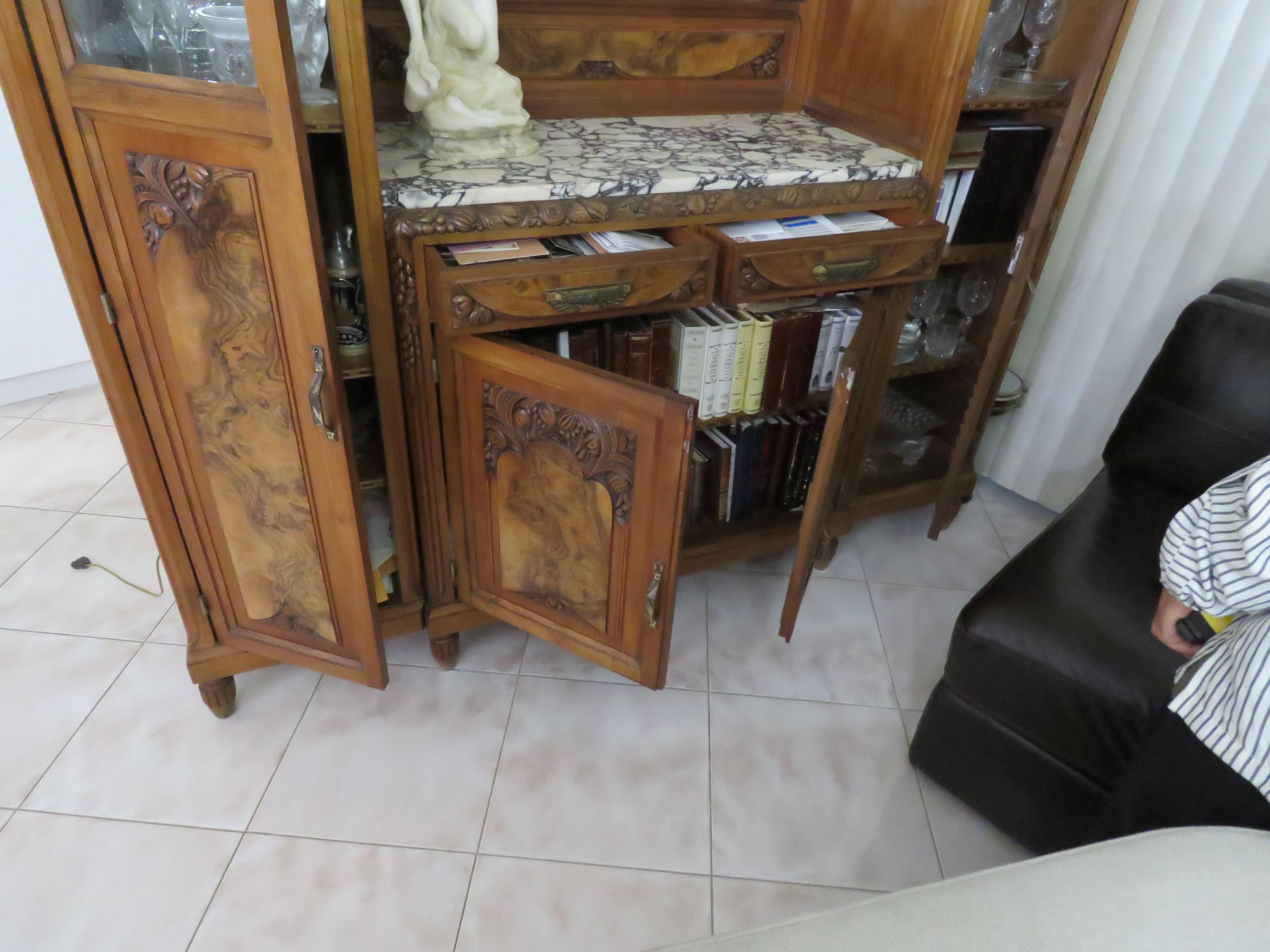 Magnífica e Importante Cómoda de Bronce y Madera con Tapa de Mármol del Siglo XIX en venta 1