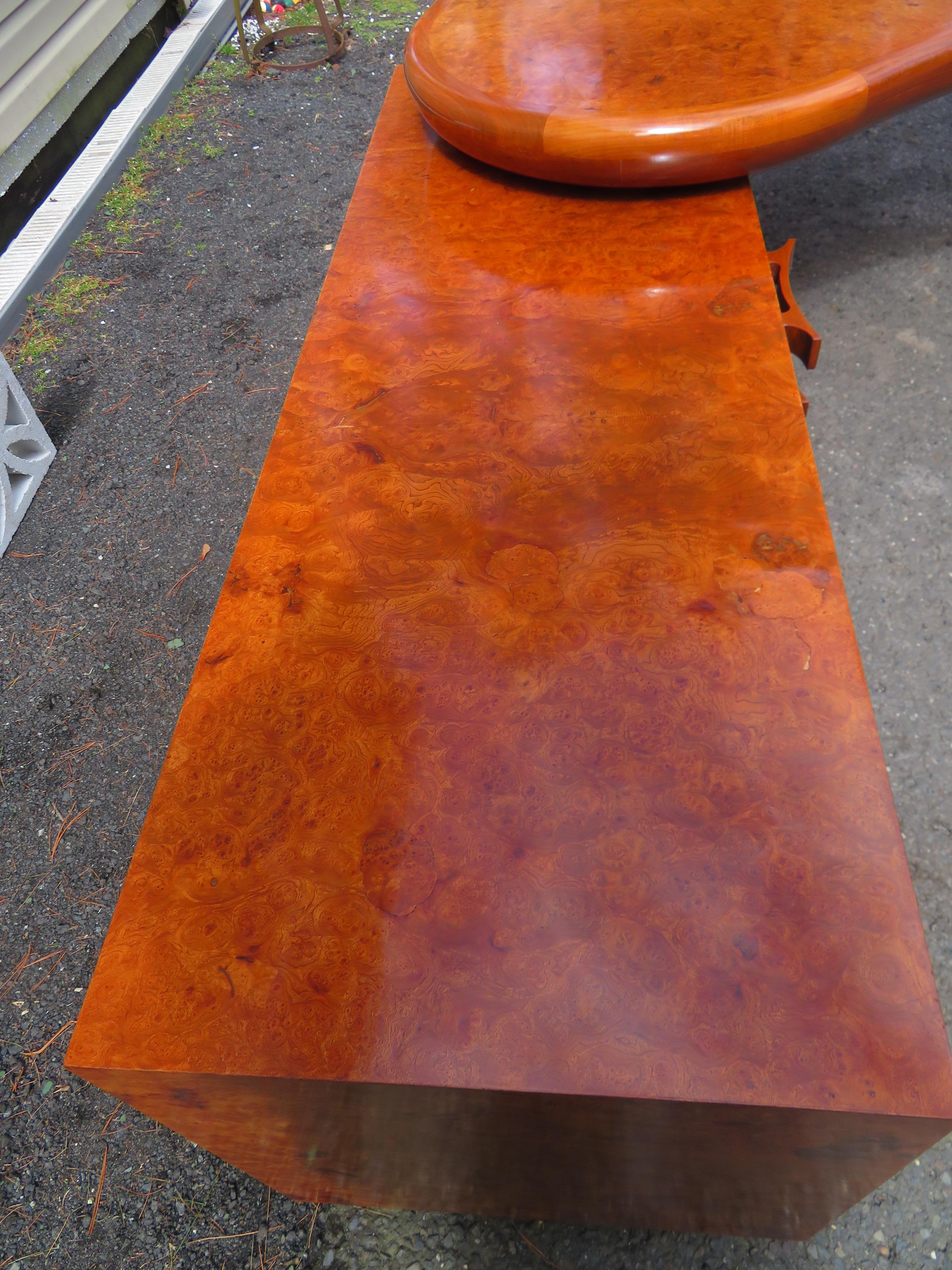 Magnifico e raro tavolo a forma di rene in radica di Vladimir Kagan Credenza metà secolo in vendita 1