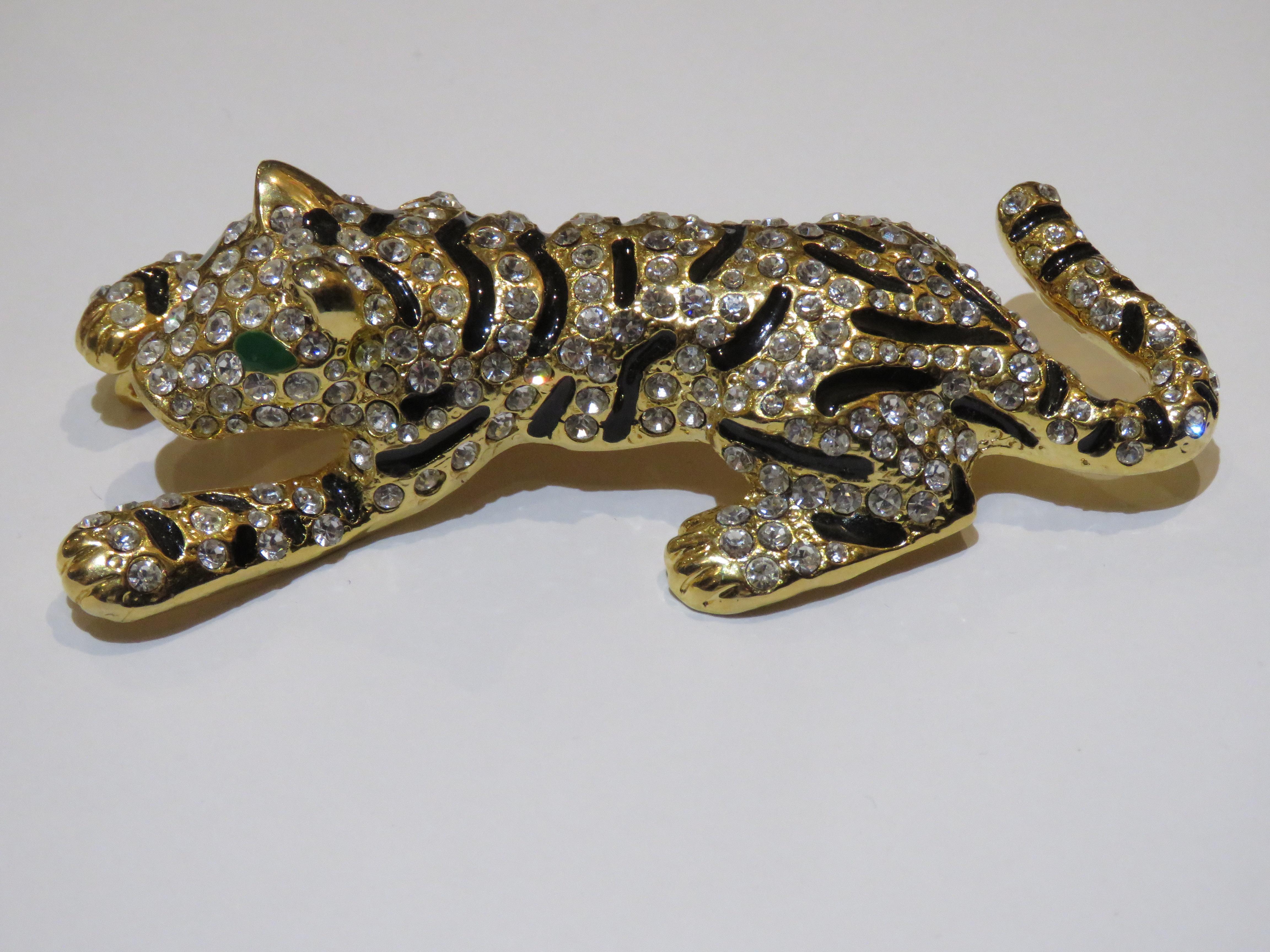 El siguiente artículo que ofrecemos es un Importante e Inusual Broche de Pantera de Oro de 18 quilates sobrepuesto. ¡Esta Pieza Rara tiene Magníficas Piedras Raras de Circonita Cúbica de Corte Redondo que Brillan, Muy Limpias y Extremadamente Finas!