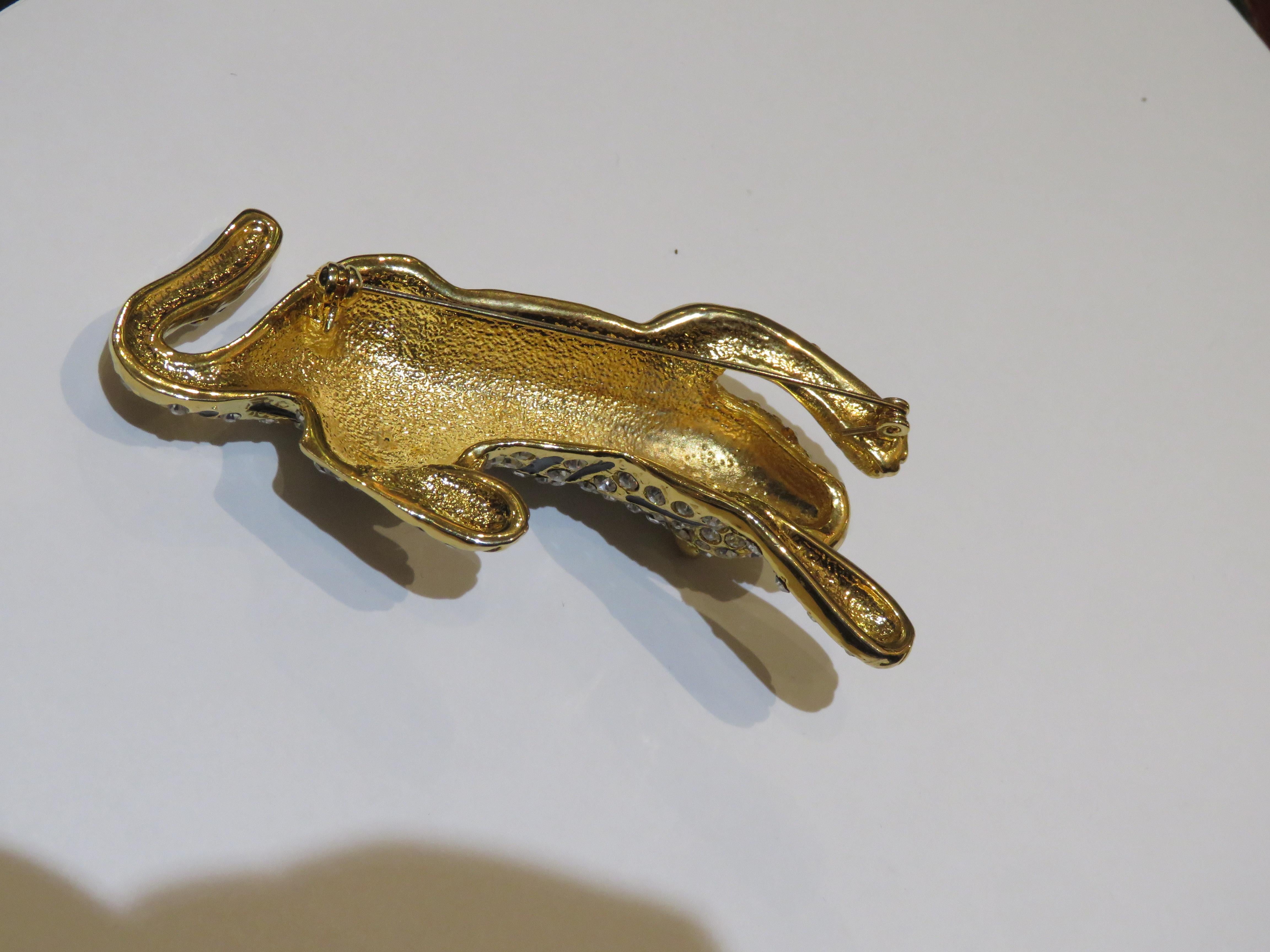 Magnífico alfiler de broche de pantera de los años 80 de NYC Estate Rare 18KT Overlaid Glittering en venta 2
