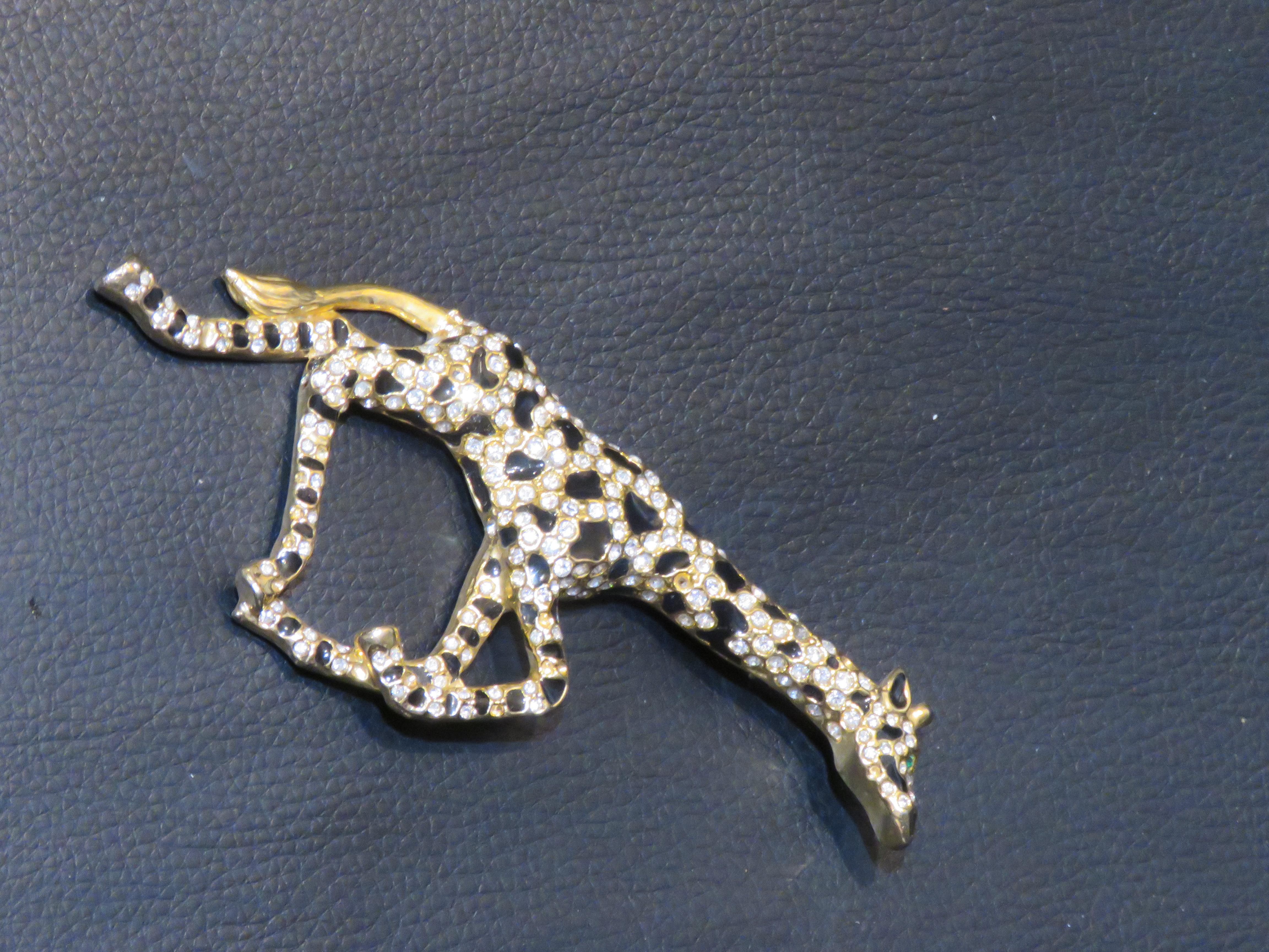 The Following Item we are offering is a Rare Important Radiant 18KT Overlaid Gold Giraffe Brooch. This Rare Piece has Magnificent Rare Round Cut Glittering Cubic Zirconia Stones that are Very Clean and Extremely Fine! Taken out of an Important