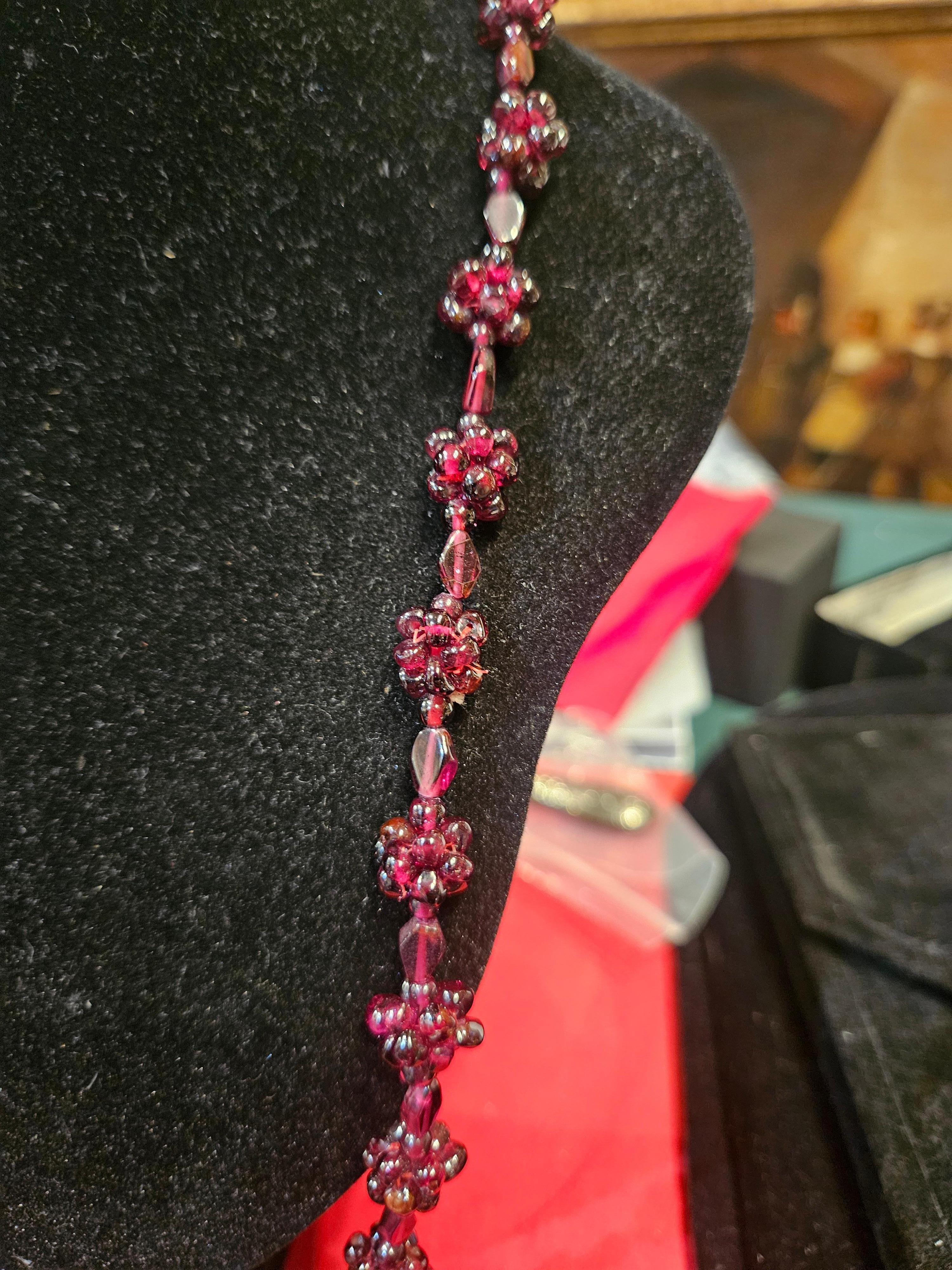 L'article suivant que nous offrons est ces trois grenats rouges à facettes, rares et importants, qui forment un long collier. Ce collier est composé de 3 magnifiques grenats scintillants de taille rare formant des grappes de baies et mesurant chacun