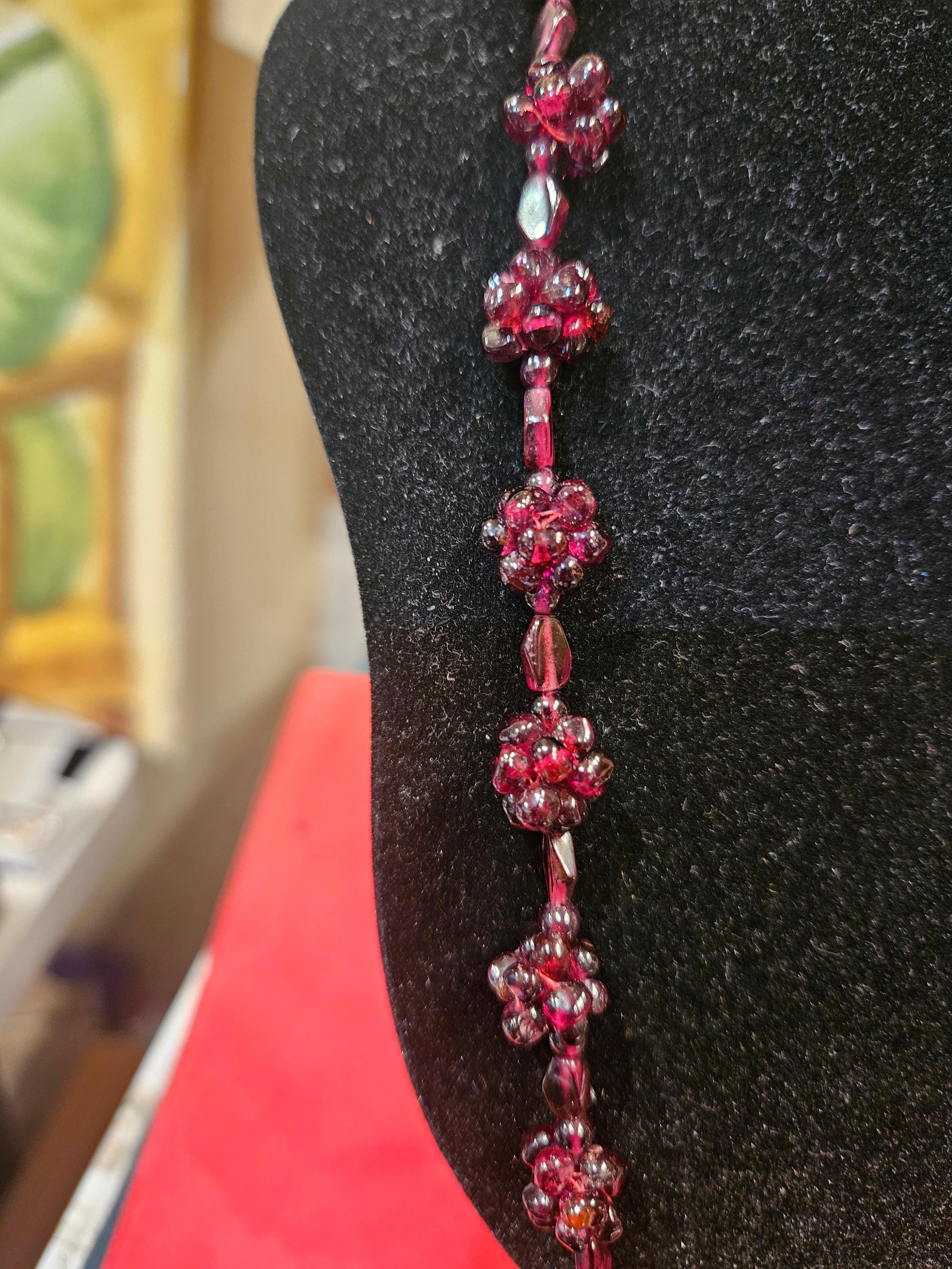 Magnifique Rare NYC Estate Fancy Cluster Strand Glittering Red Garnet Necklace Pour femmes en vente