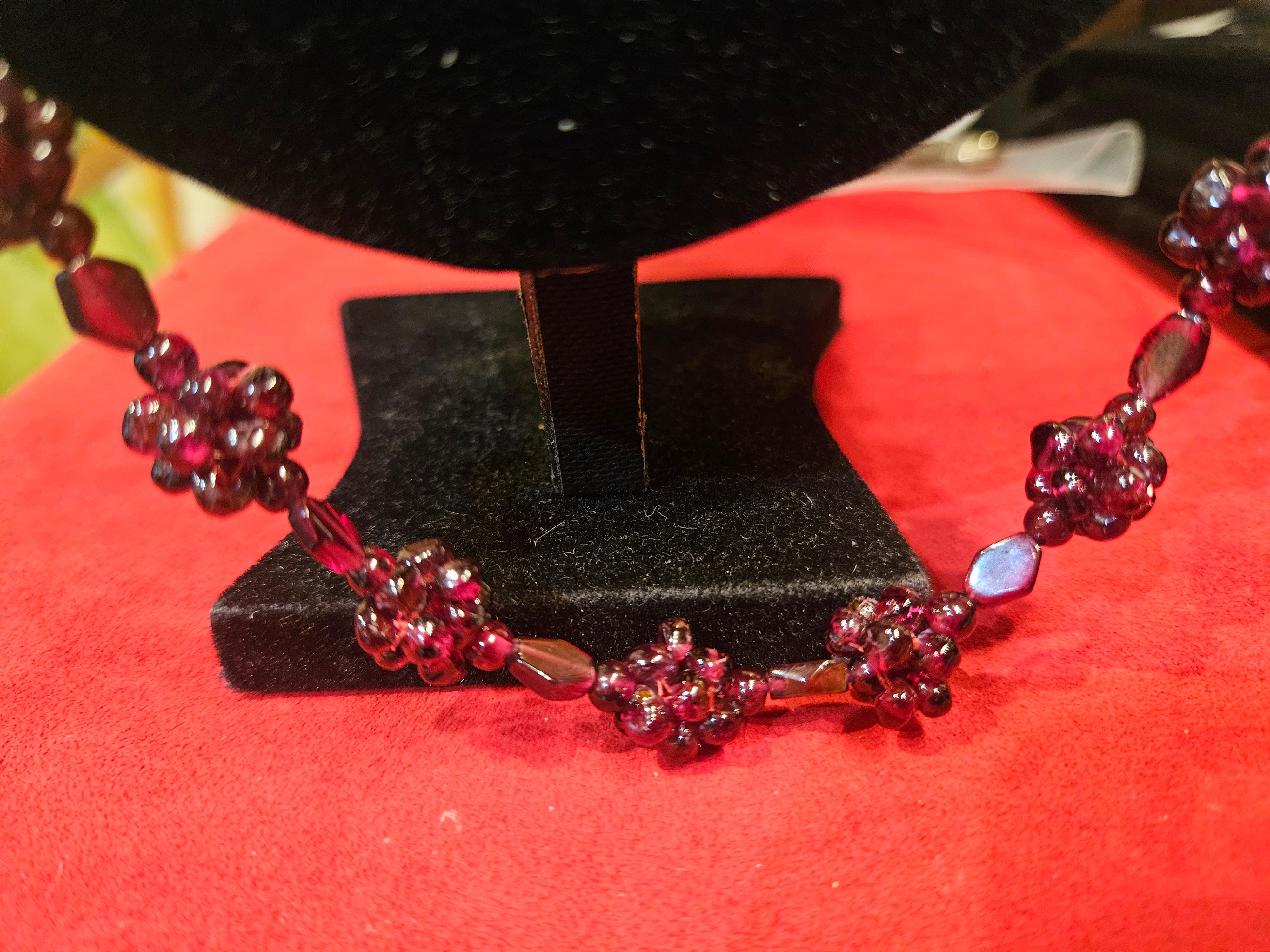 Magnifique Rare NYC Estate Fancy Cluster Strand Glittering Red Garnet Necklace en vente 1