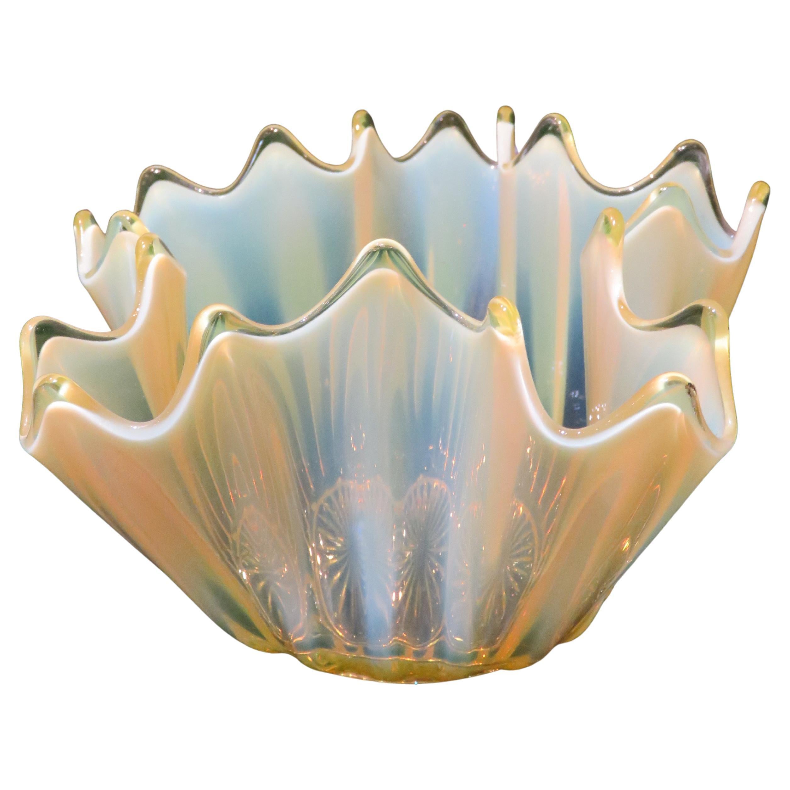 Magnifico e raro vaso a forma di ciotola in vetro italiano dorato giallo opalescente in vendita