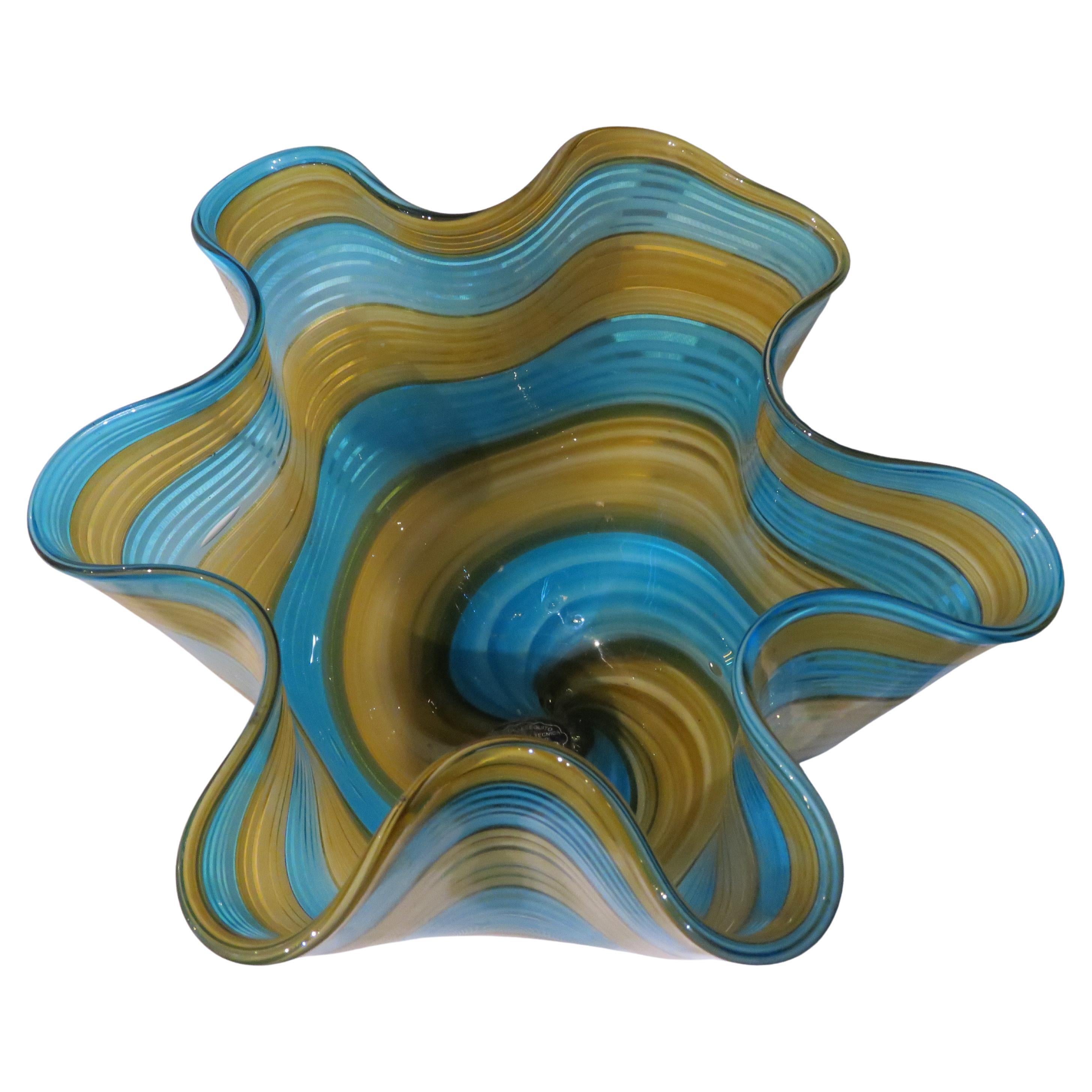 Magnifico e raro vaso a forma di ciotola in vetro di Murano dorato a righe blu d
epoca in vendita