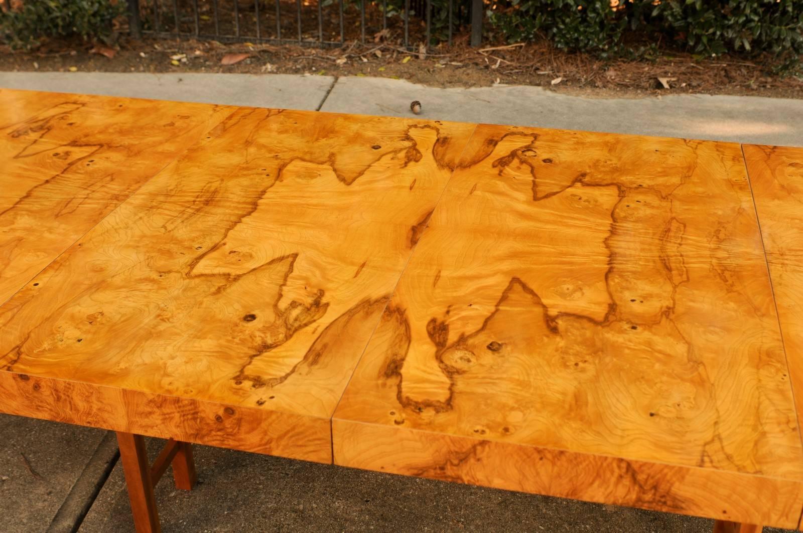 Magnifique table de salle à manger en bois d'olivier à motifs de papillons restaurée par Milo Baughman Excellent état - En vente à Atlanta, GA