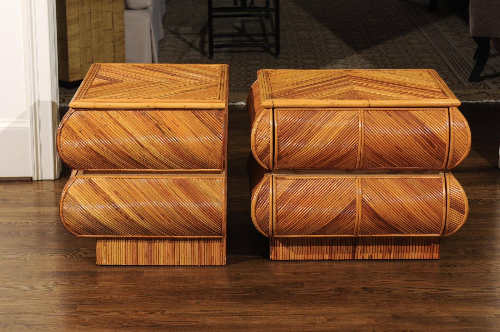 Magnifique paire de petites commodes Bullnose en bambou restaurées, datant d'environ 1980 en vente 4