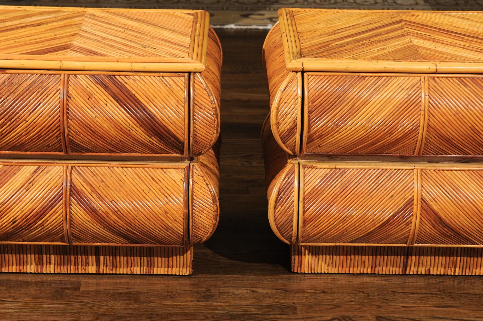 Bambou Magnifique paire de petites commodes Bullnose en bambou restaurées, datant d'environ 1980 en vente