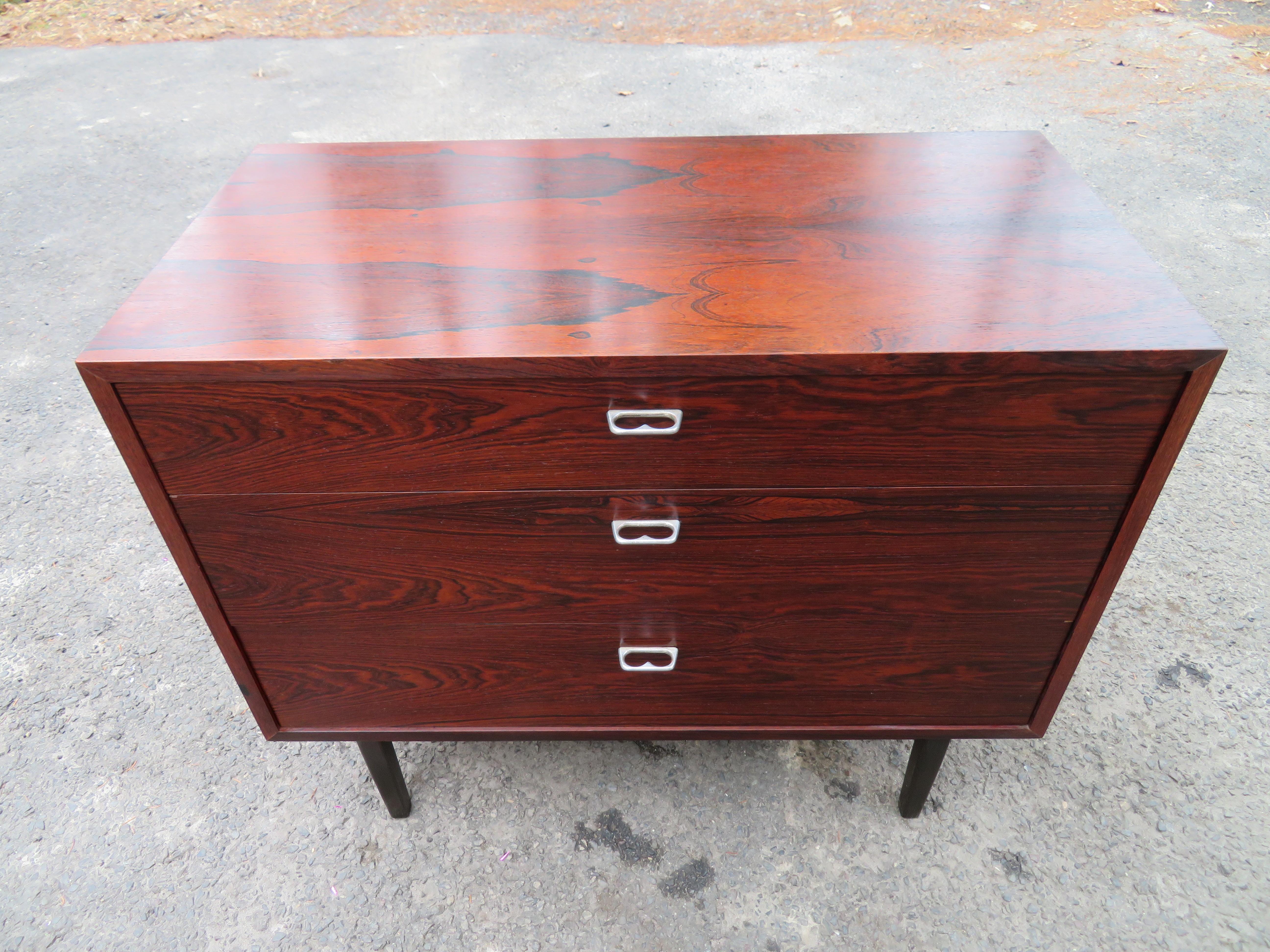 Magnificent rosewood Jack Cartwright Founders bachelors chest of drawers. This piece is in wonderful vintage condition with only light signs of age. The rosewood color is deep and dark with tons of graining.