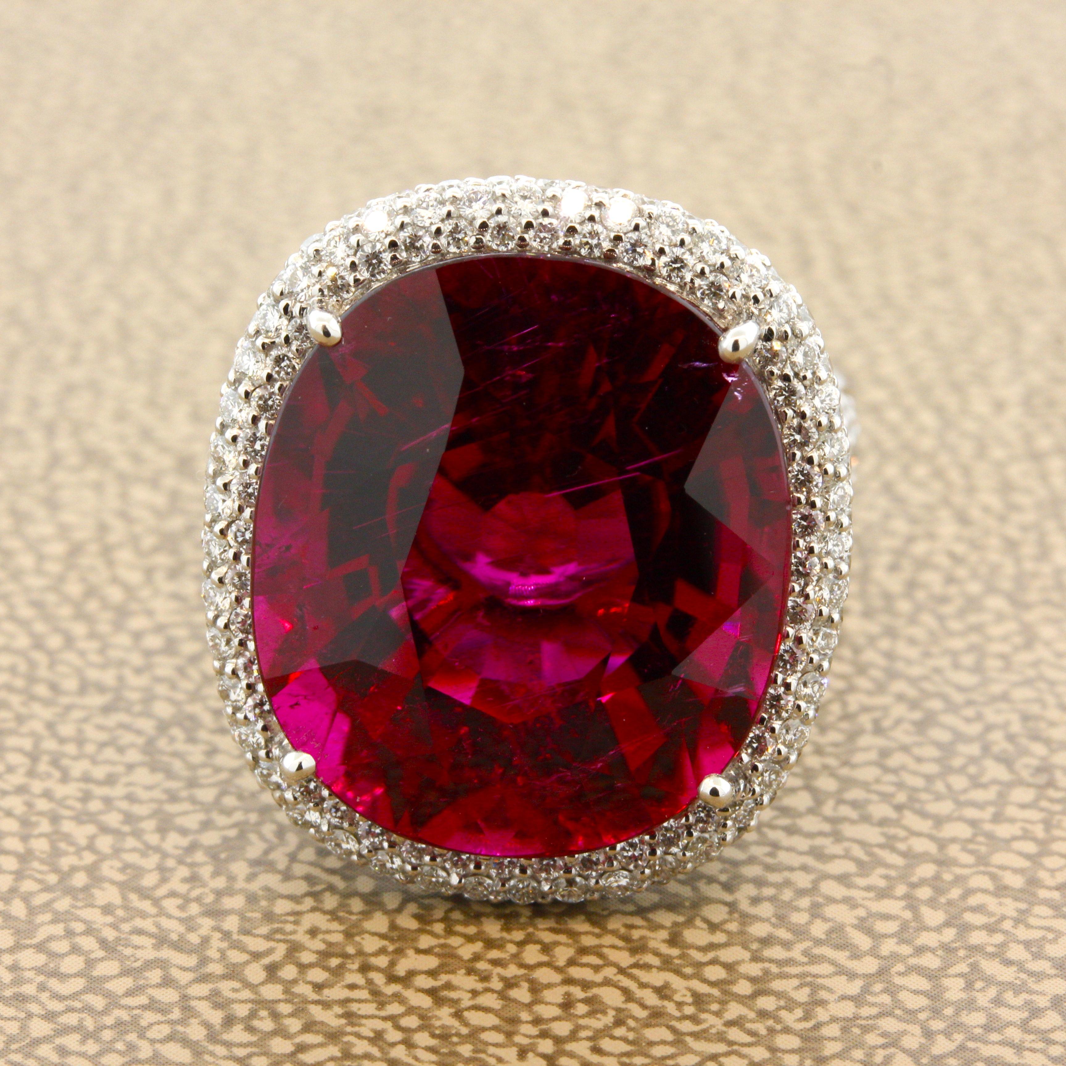 Aussi bonne que possible, cette tourmaline gemme pèse un poids impressionnant de 18,71 carats. Elle a une riche couleur rouge royal intense avec une excellente clarté, l'une des plus belles rubellites que nous ayons jamais vues. Il rivalisera avec