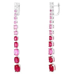 Magnifiques boucles d'oreilles pendantes de tennis en or blanc avec rubis, saphirs roses et diamants pour elle