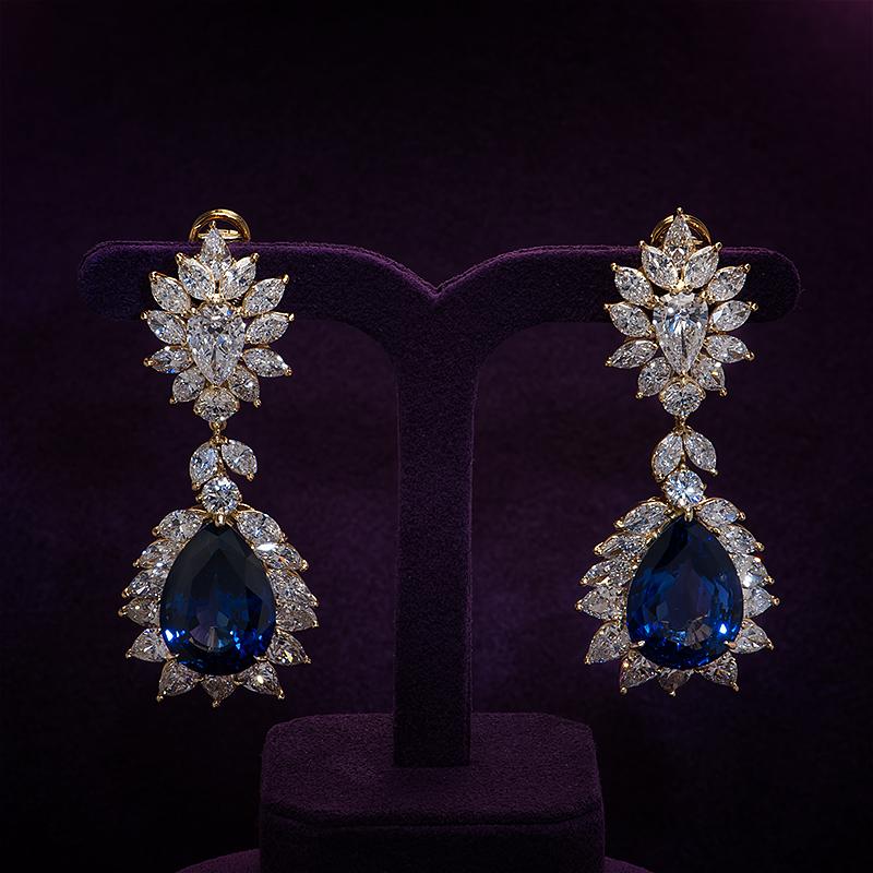 Semplicemente bello! Magnifico paio di orecchini a goccia in oro con zaffiri e diamanti, finemente dettagliati, risalenti alla metà del secolo scorso. Ognuno di essi è centrato da uno zaffiro blu da 28 carati incastonato a mano. Peso totale