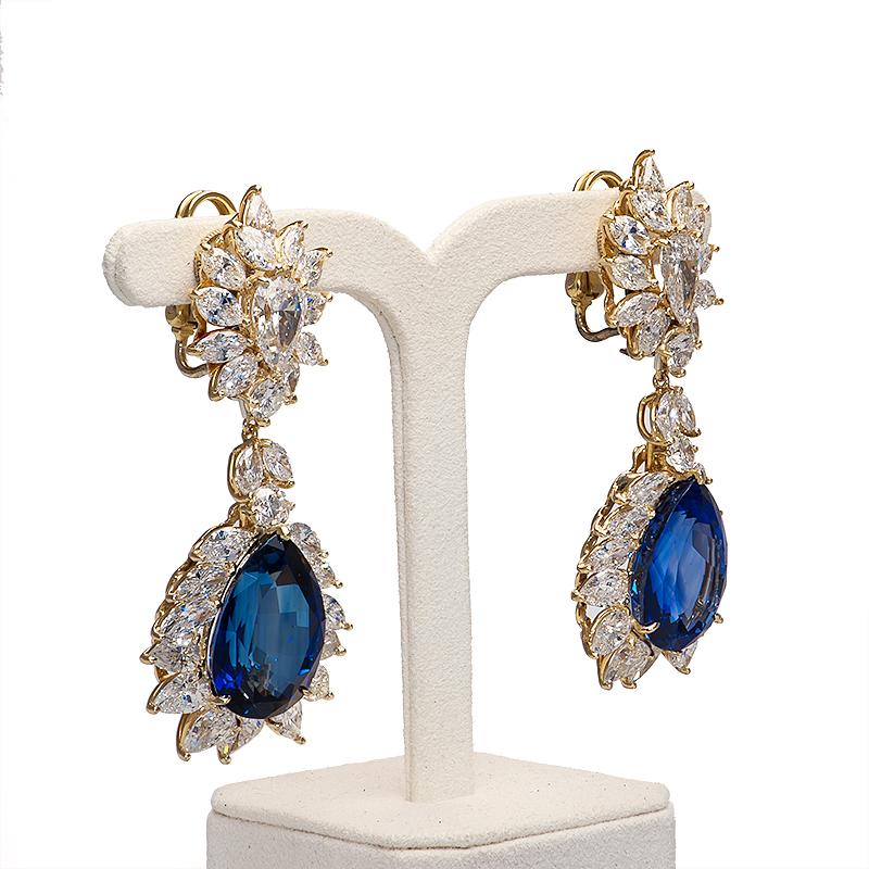 Modernista Magnifici orecchini a goccia in oro con zaffiro e diamante in vendita