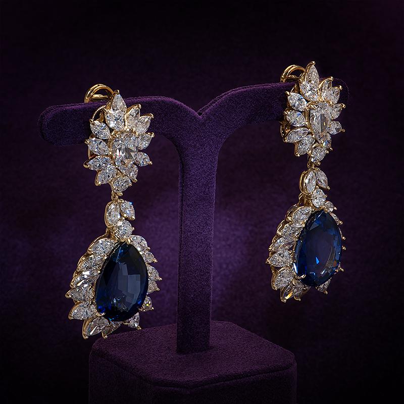 Magnifici orecchini a goccia in oro con zaffiro e diamante In condizioni ottime in vendita a Montreal, QC
