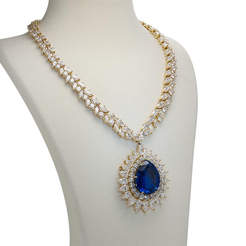 Magnificent Sapphire and Diamond Gold Pendant Brooch Statement Necklace In Excellent Condition For Sale In Montreal, QC