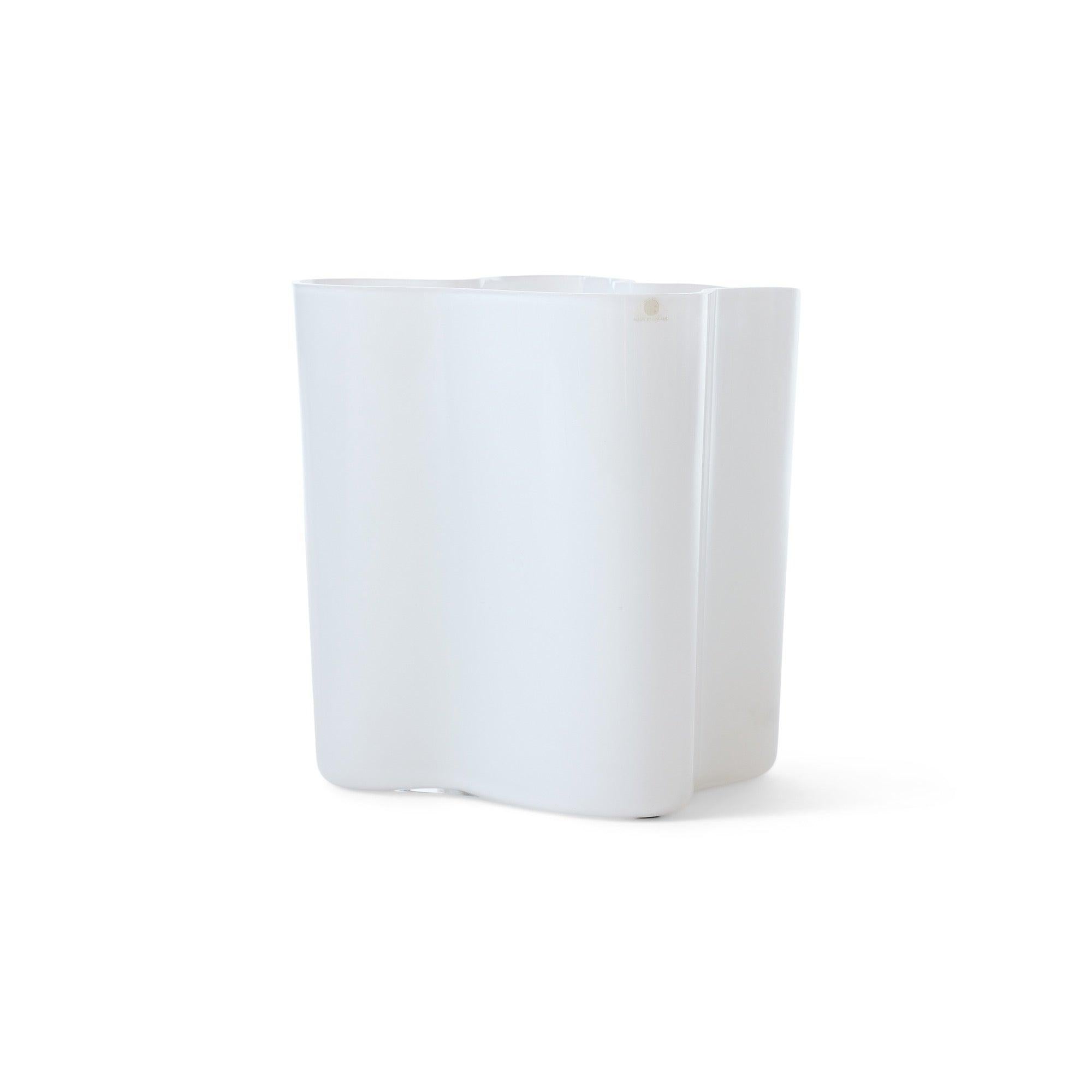 Le plus grand vase d'Alvar Aalto Savoy, de forme sinueuse et sculpturale, en verre blanc soufflé. Signé à la main ? Alvar Aalto 3031