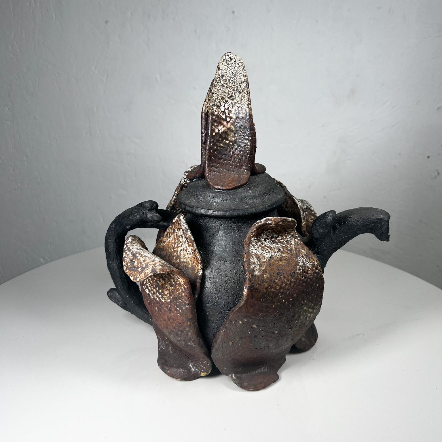 Sculptural tea pot design art pottery.
Measures: 10.75 tall x 19.25 deep x 7.75 wide
Unsigned. Untested. Decorative item.
Preowned original vintage condition.
See images listed please.

.