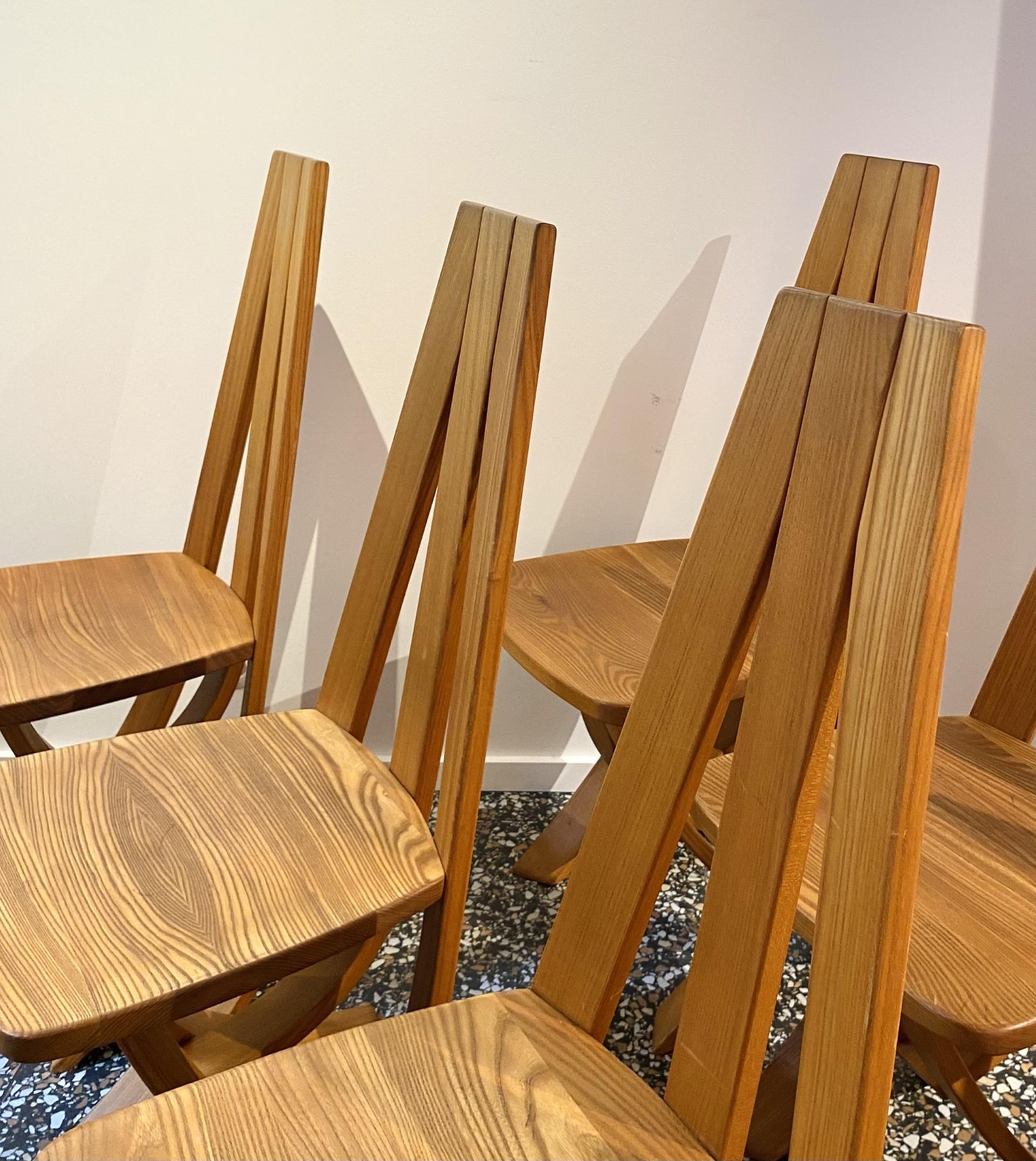 Magnificent series of 6 dining chairs designed in curved solid elm, Circa 1980.  For Sale 4